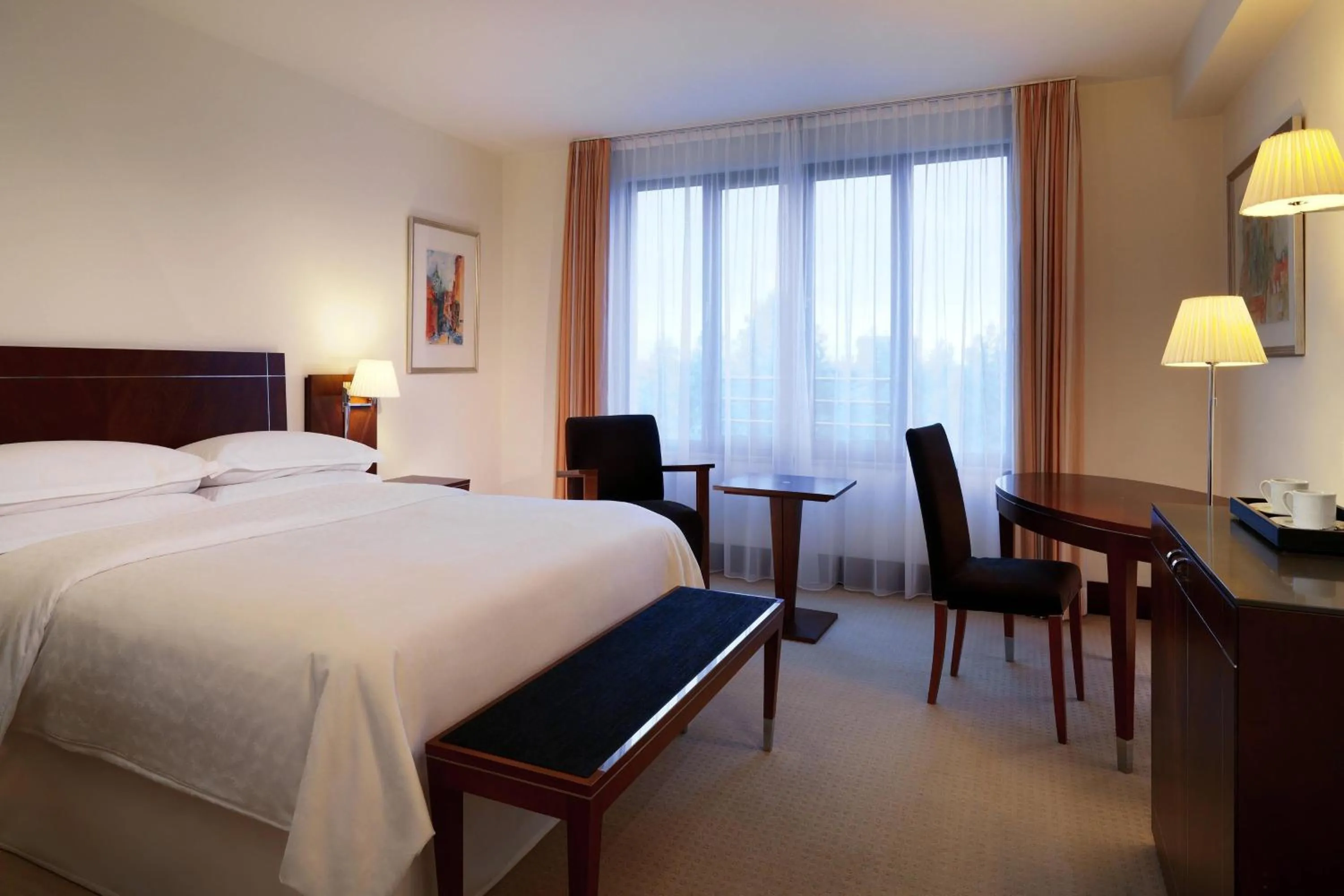 Photo of the whole room, Bed in Sheraton Carlton Nuernberg