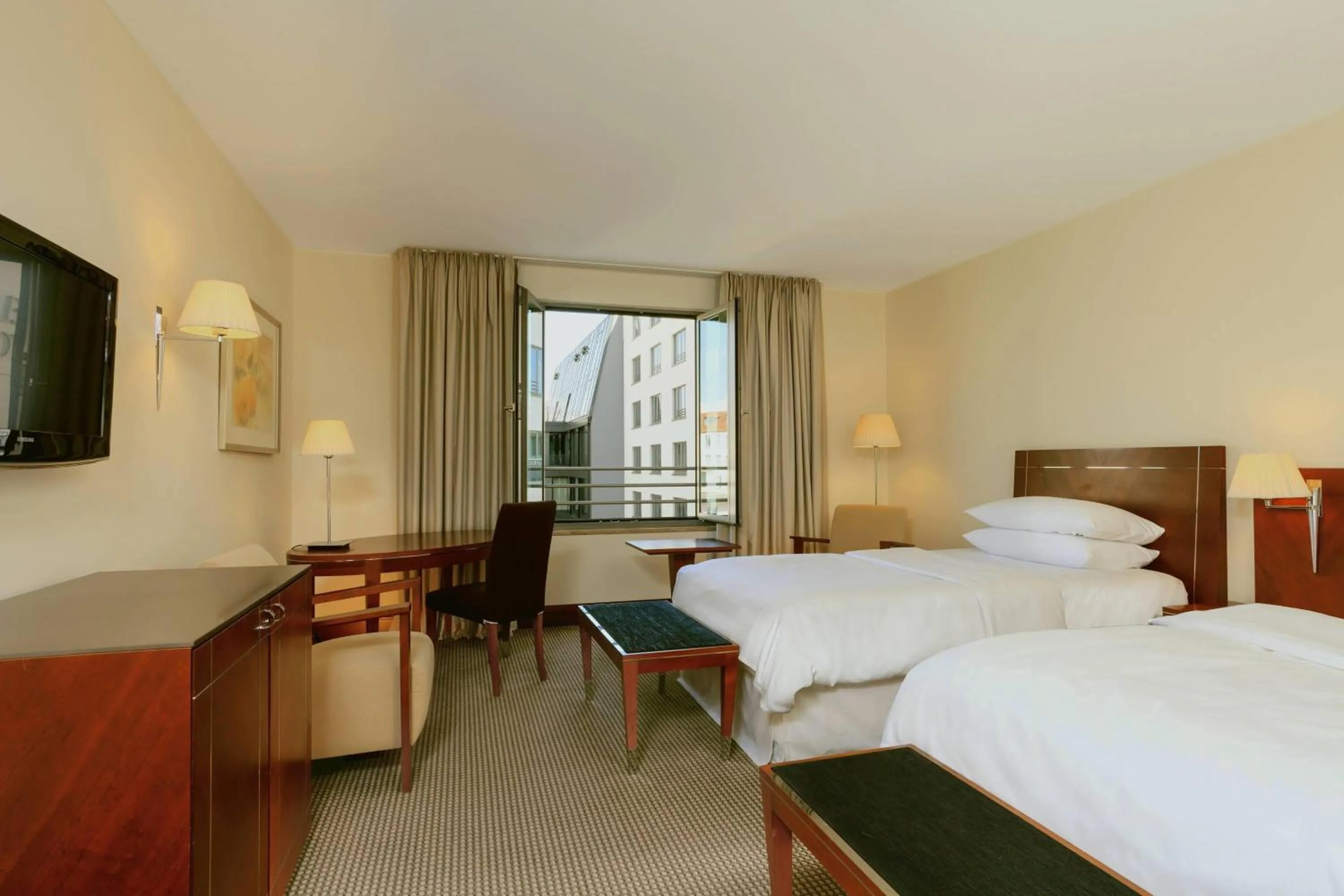 Photo of the whole room, Bed in Sheraton Carlton Nuernberg