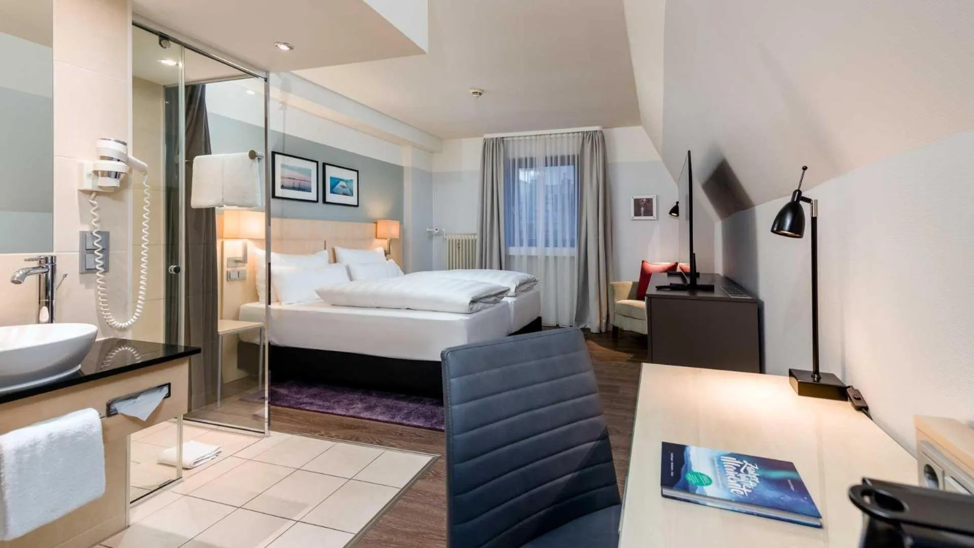 Shower, Bed in Hotel Lyskirchen Köln