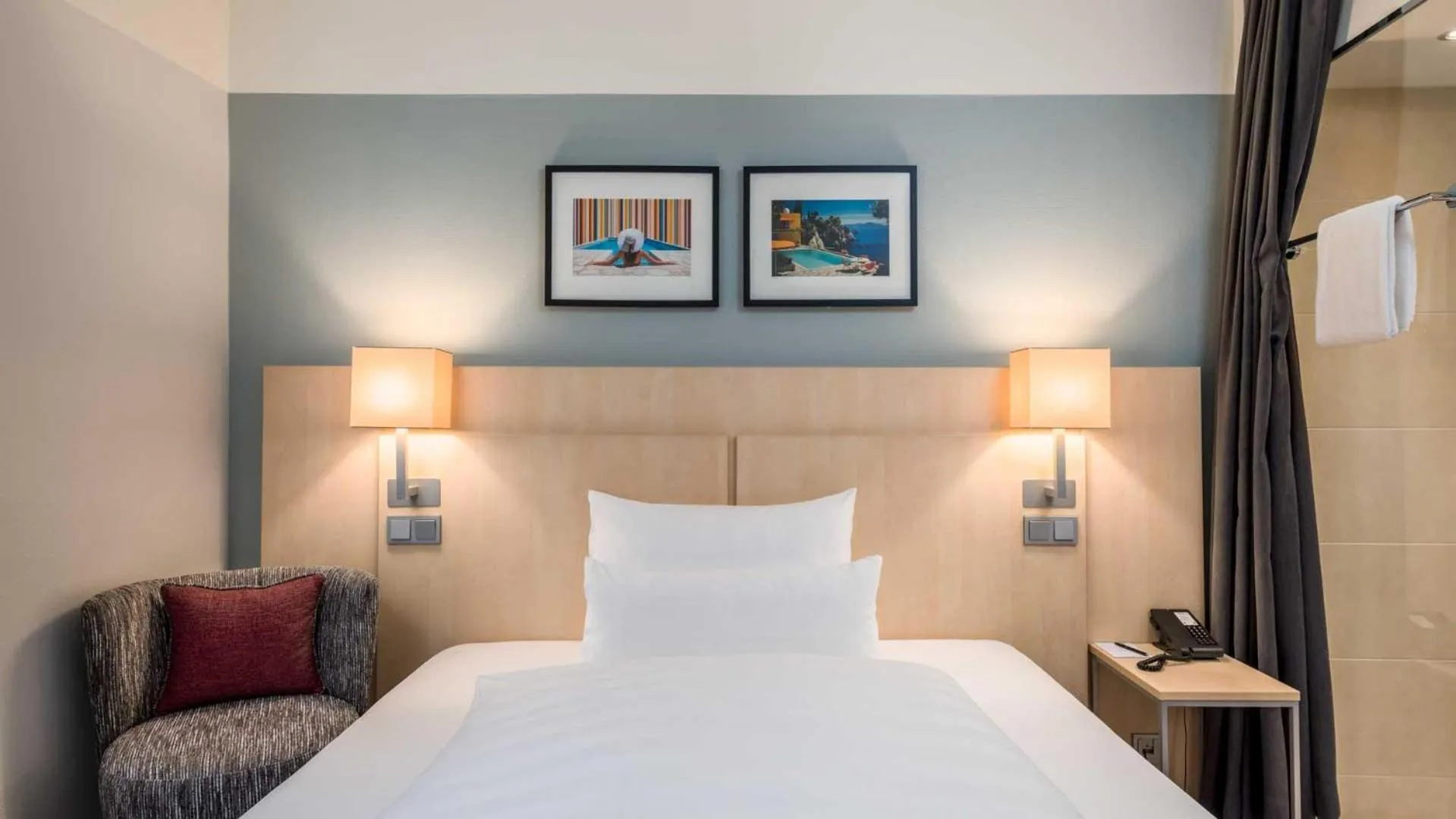 Photo of the whole room, Bed in Hotel Lyskirchen Köln