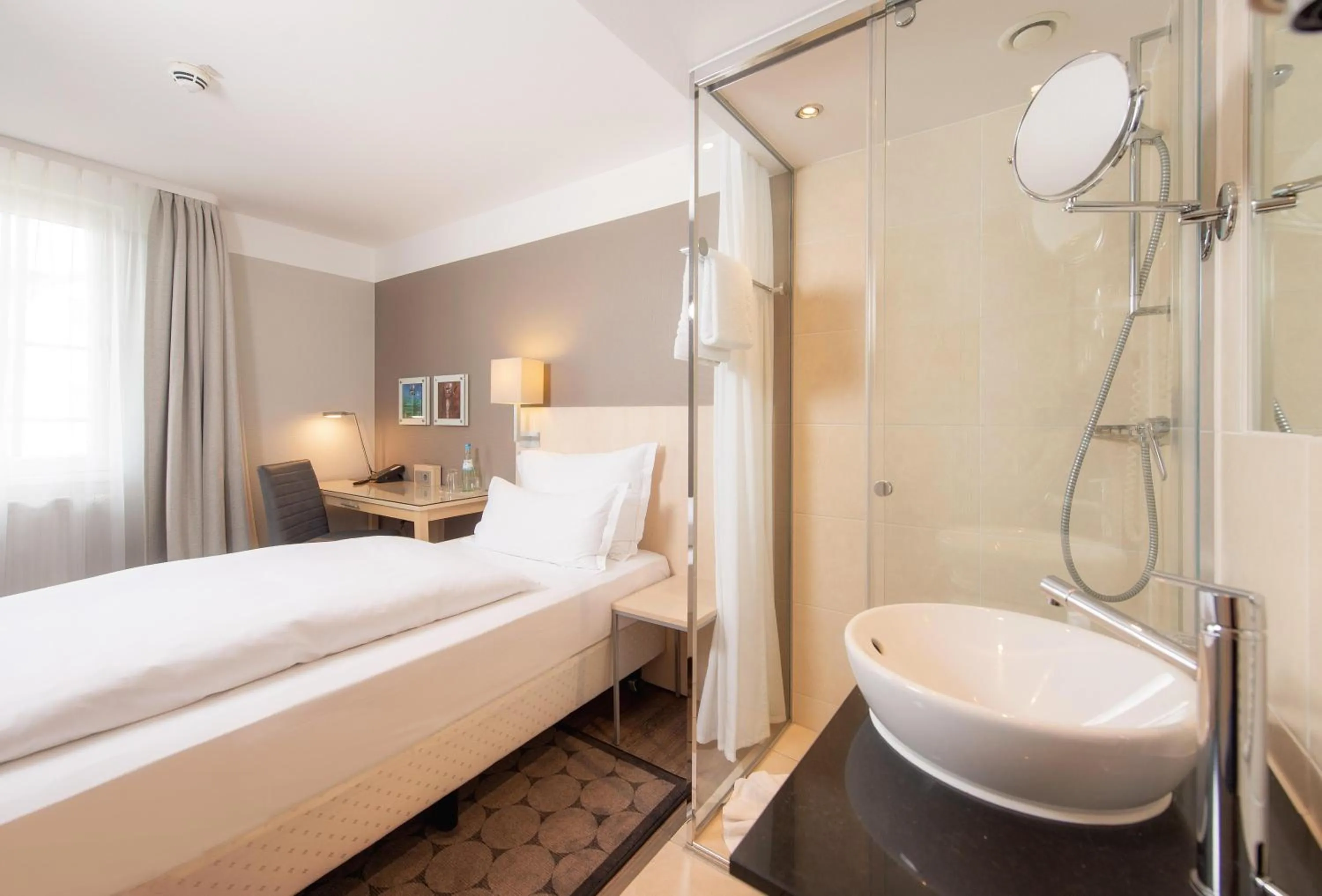 Bathroom, Bed in Hotel Lyskirchen Köln