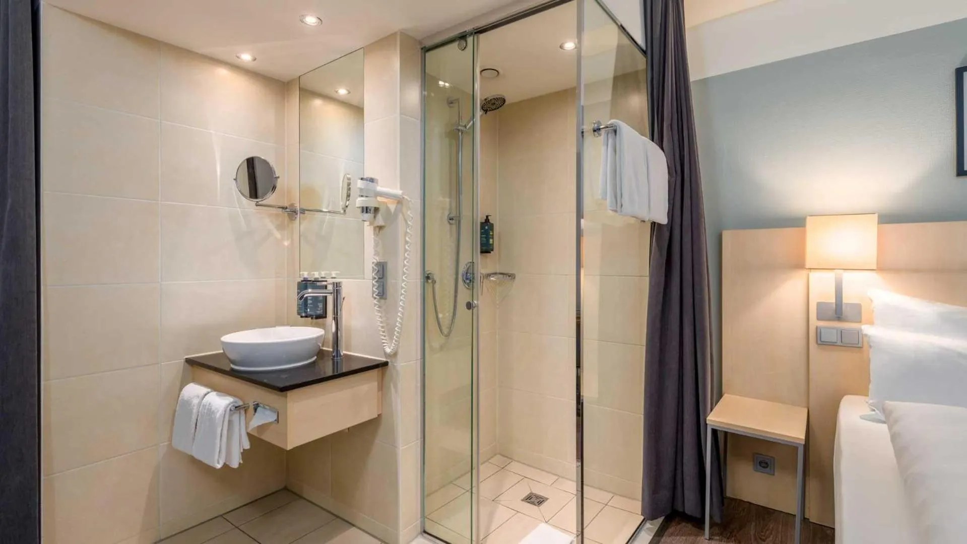 Bathroom, Bed in Hotel Lyskirchen Köln