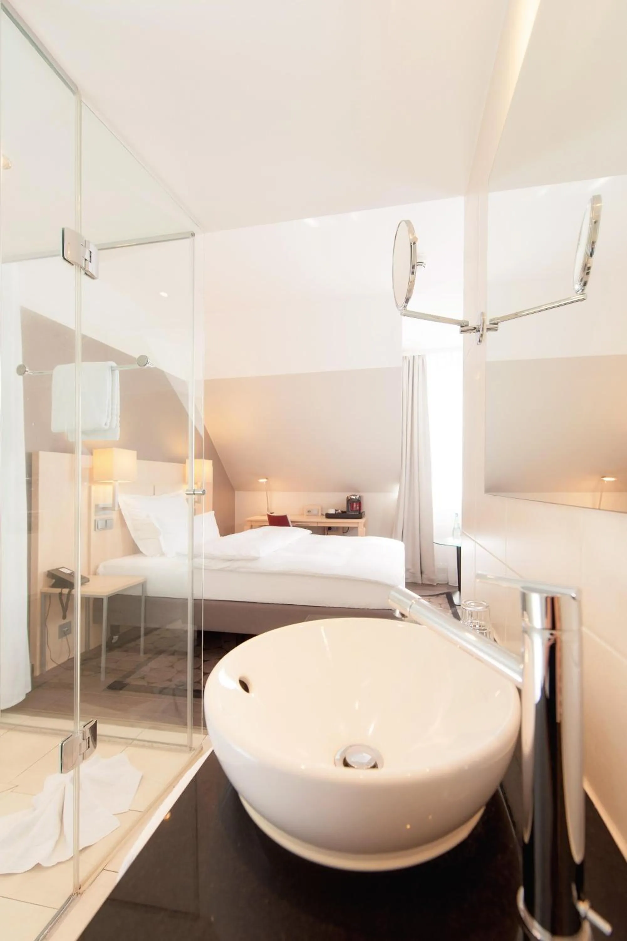 Bathroom, Bed in Hotel Lyskirchen Köln