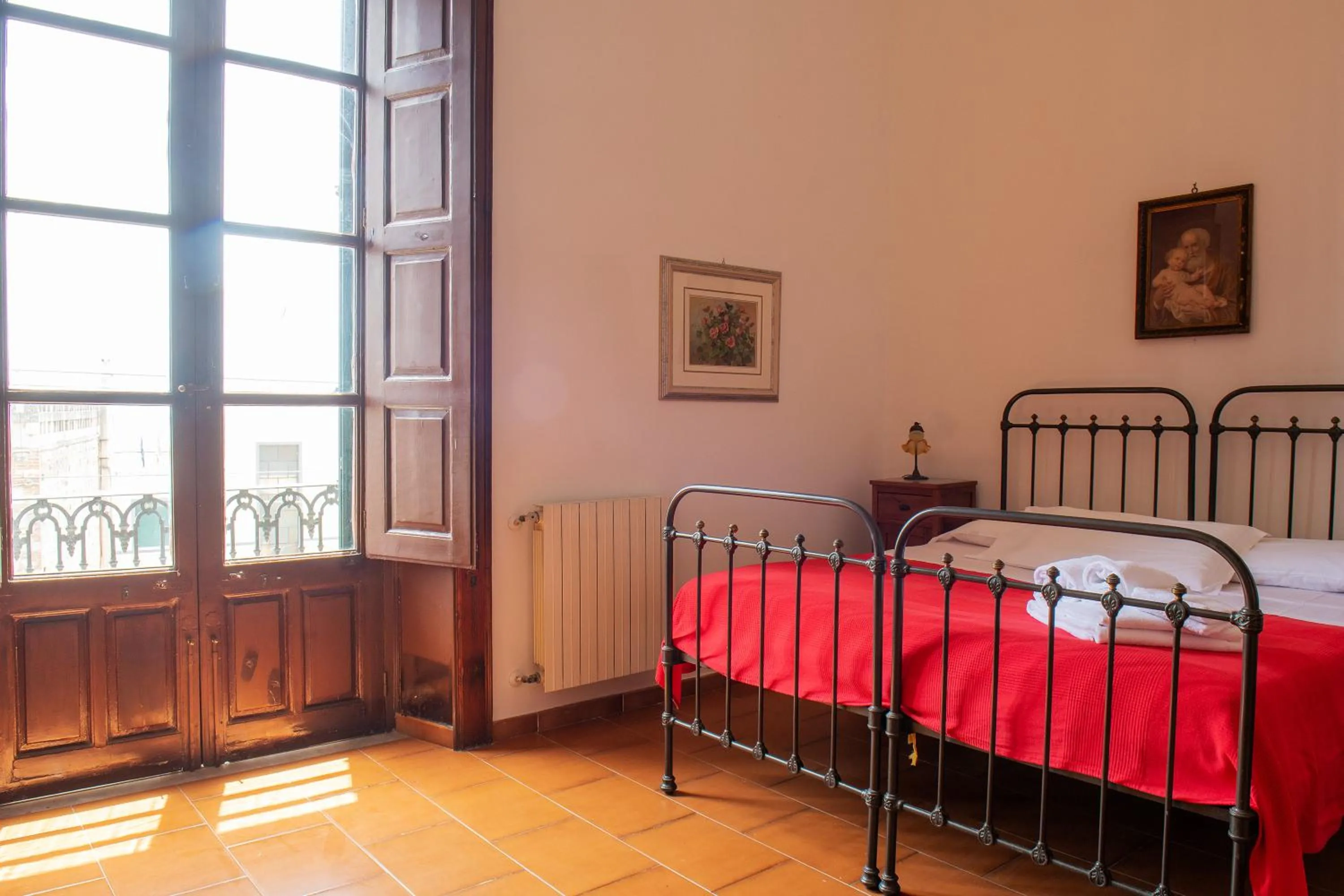Bedroom, Bed in Florence Trevelyan Villa