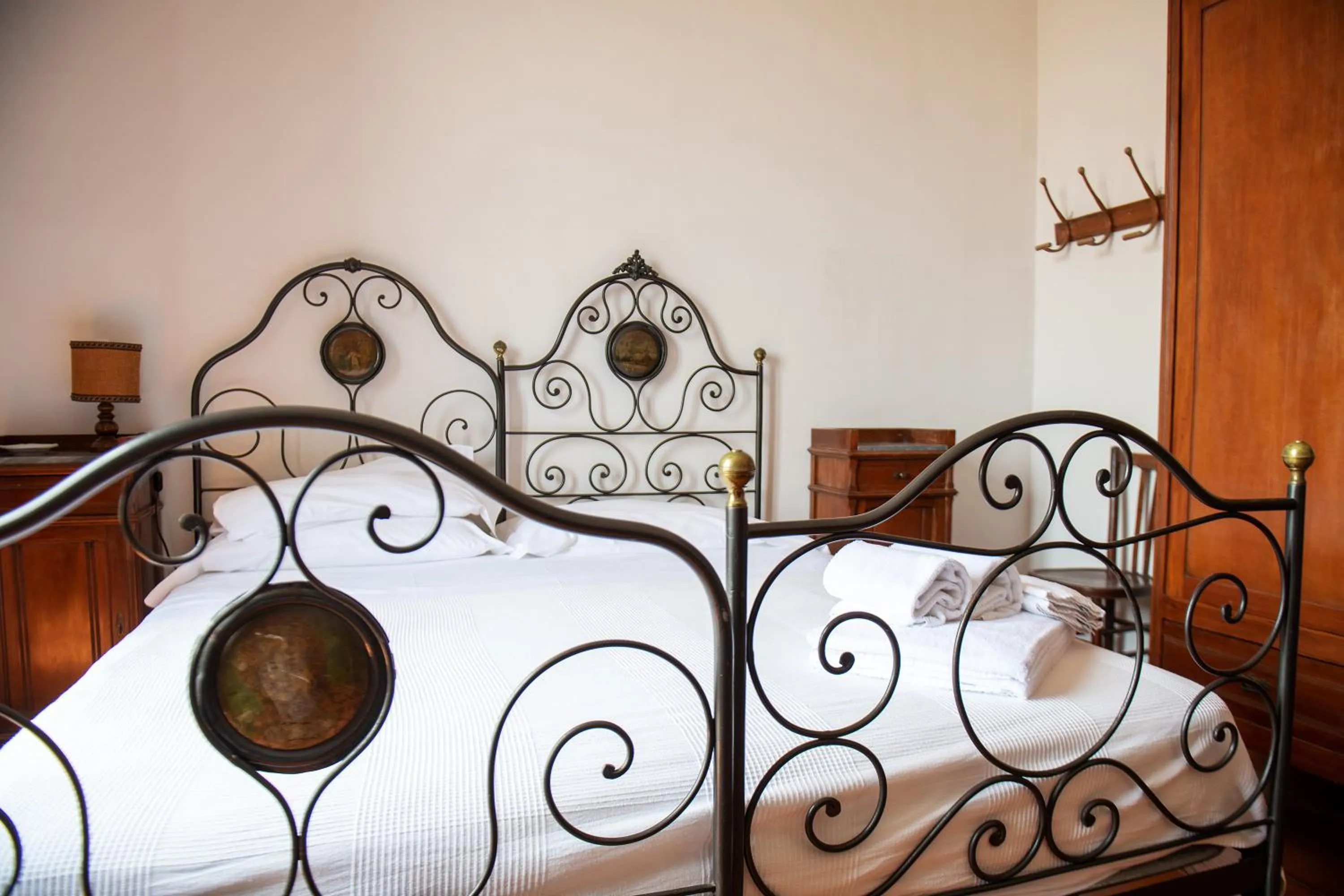 Bedroom, Bed in Florence Trevelyan Villa