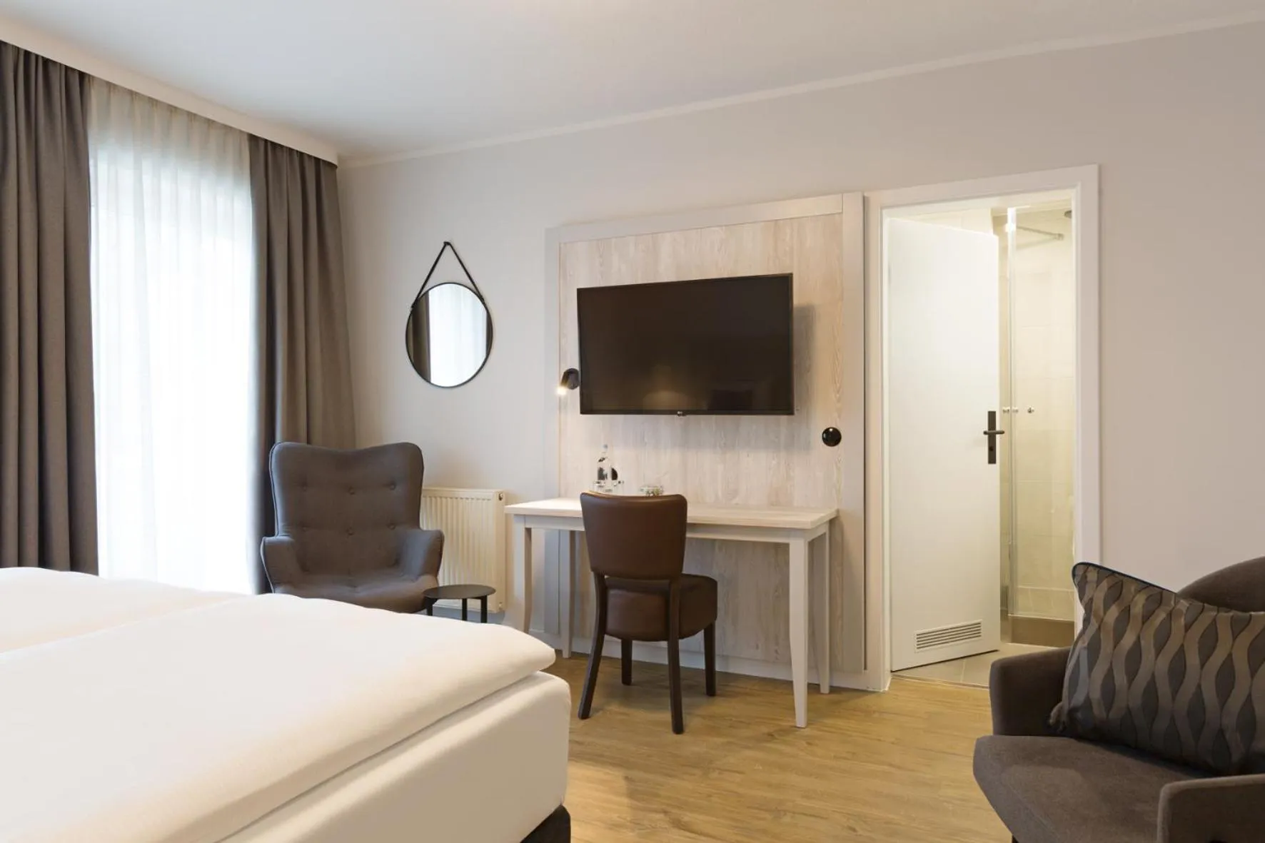 TV and multimedia, Bed in Koopmanns Hotel und Lädchen