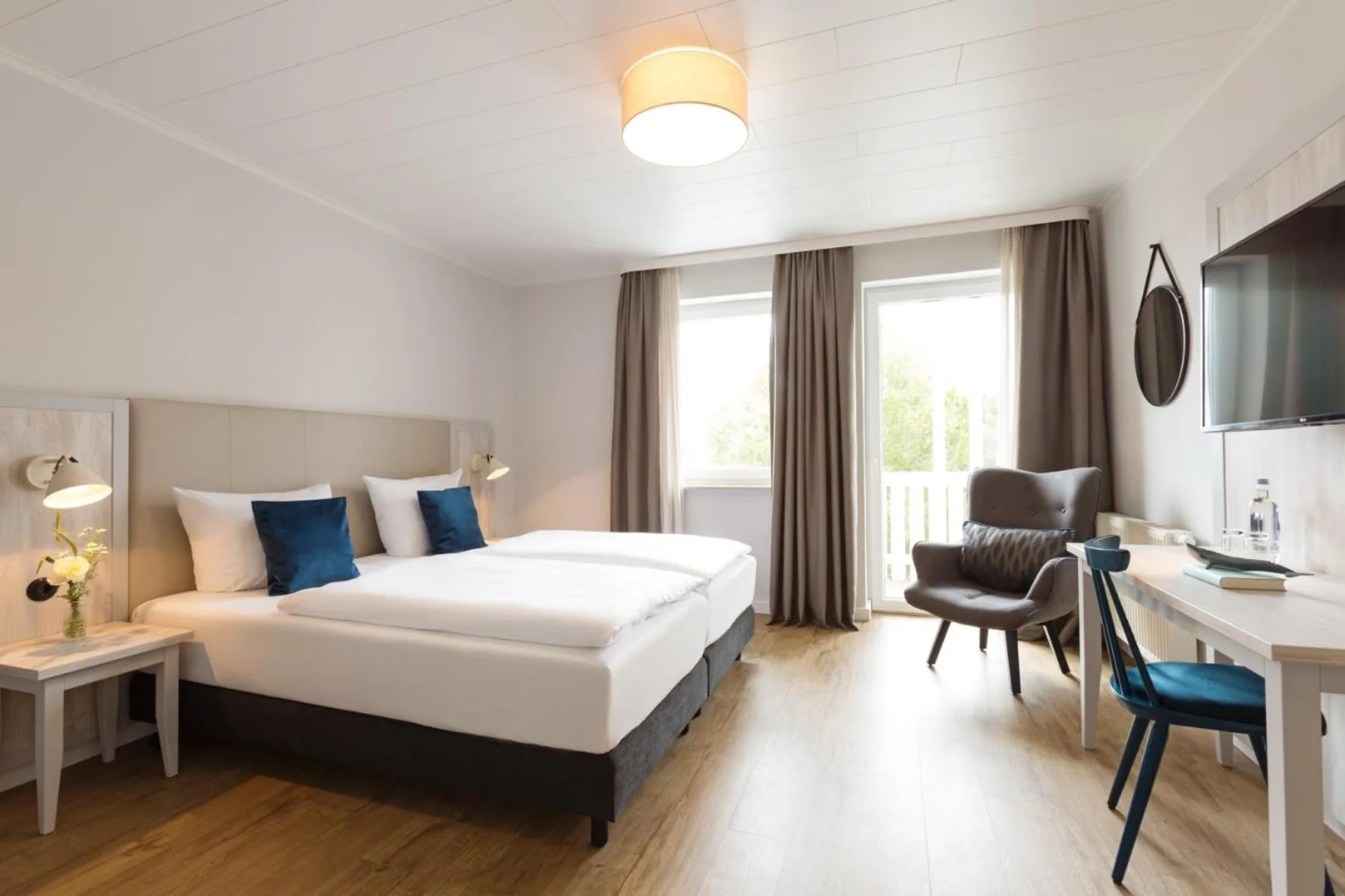 Photo of the whole room, Bed in Koopmanns Hotel und Lädchen