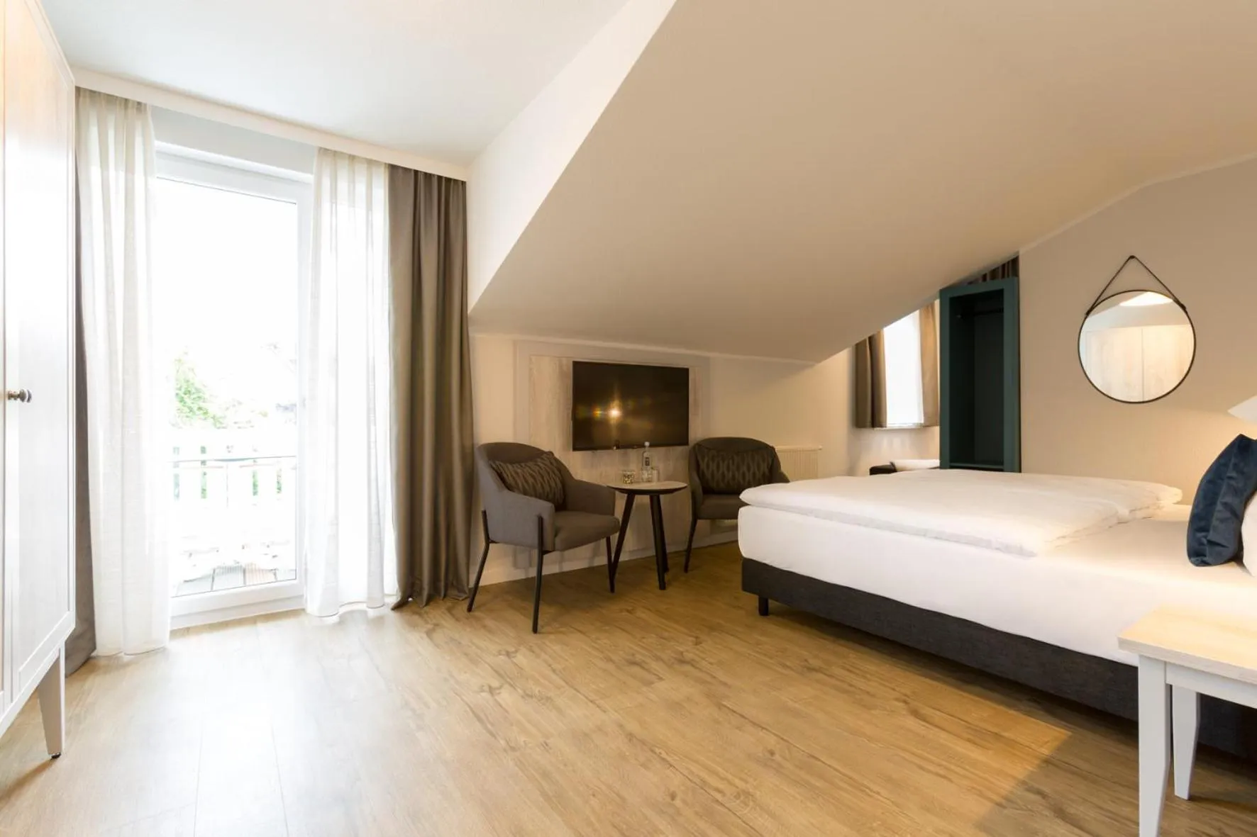 Photo of the whole room, Bed in Koopmanns Hotel und Lädchen