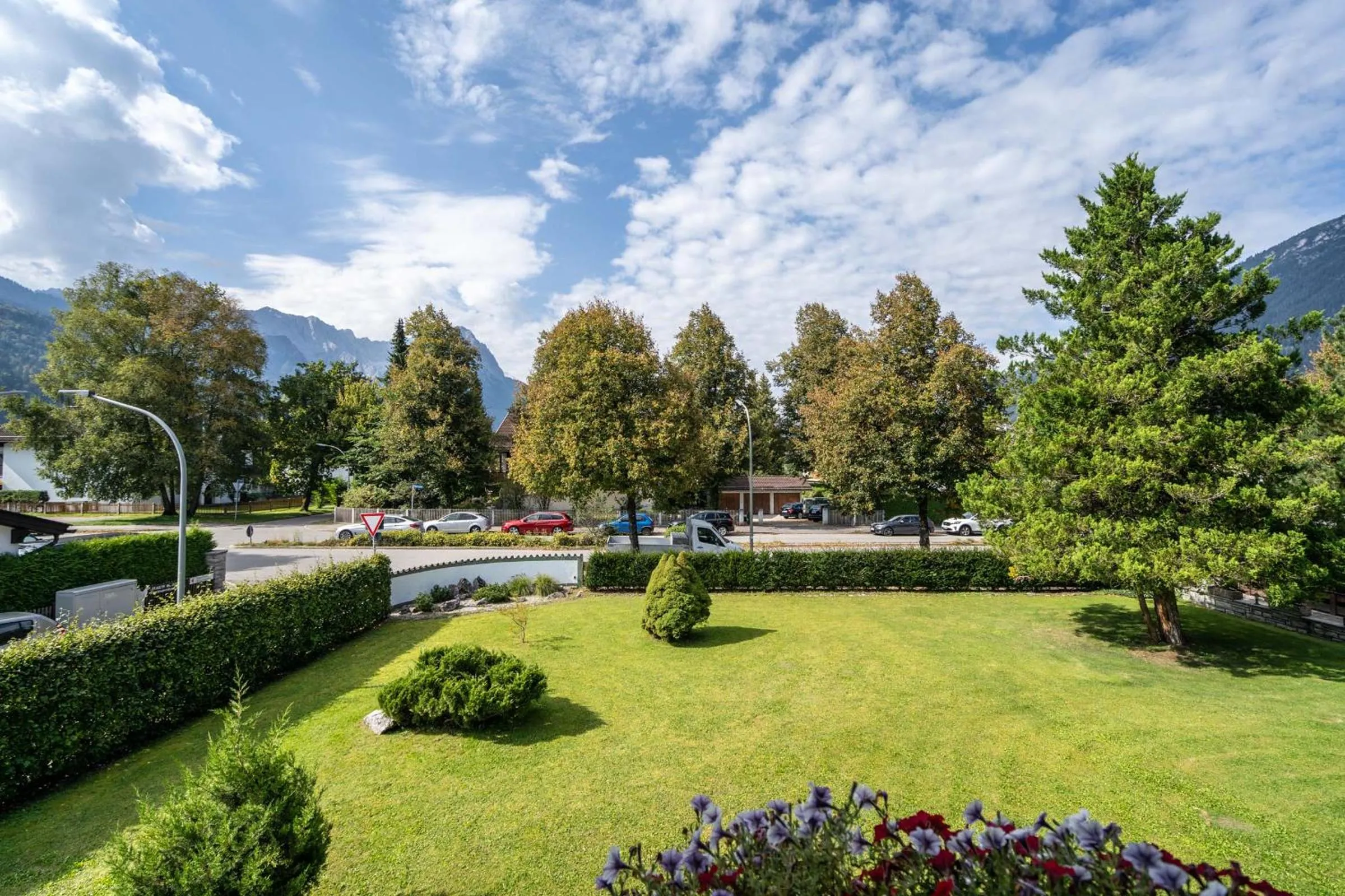 Garden view in Hotel Garni Brunnthaler