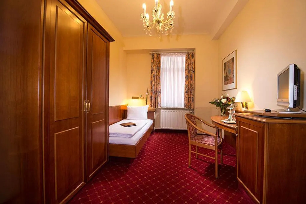 Photo of the whole room, Bed in Hotel Schweizer Hof - Superior