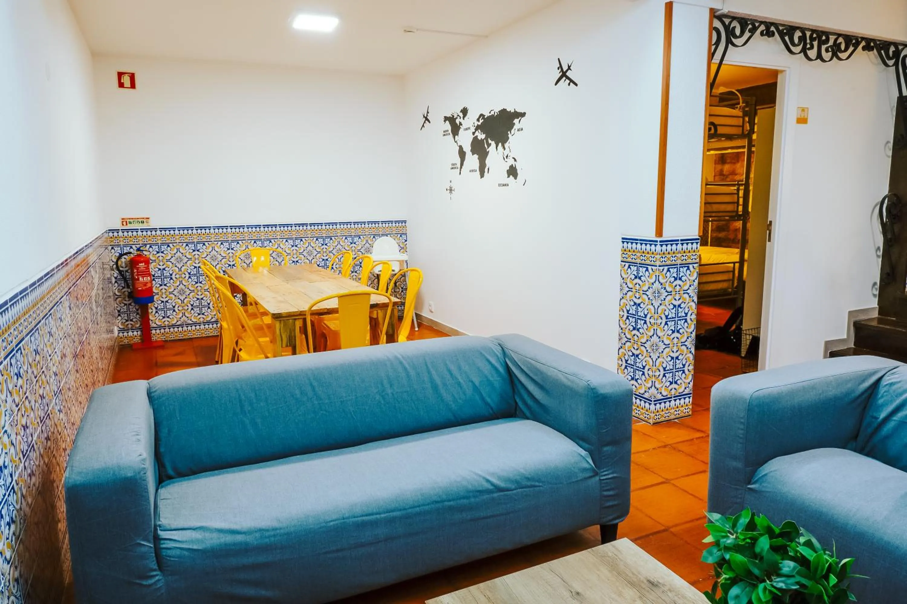 Communal lounge/ TV room in Help Yourself Hostels - Restelo