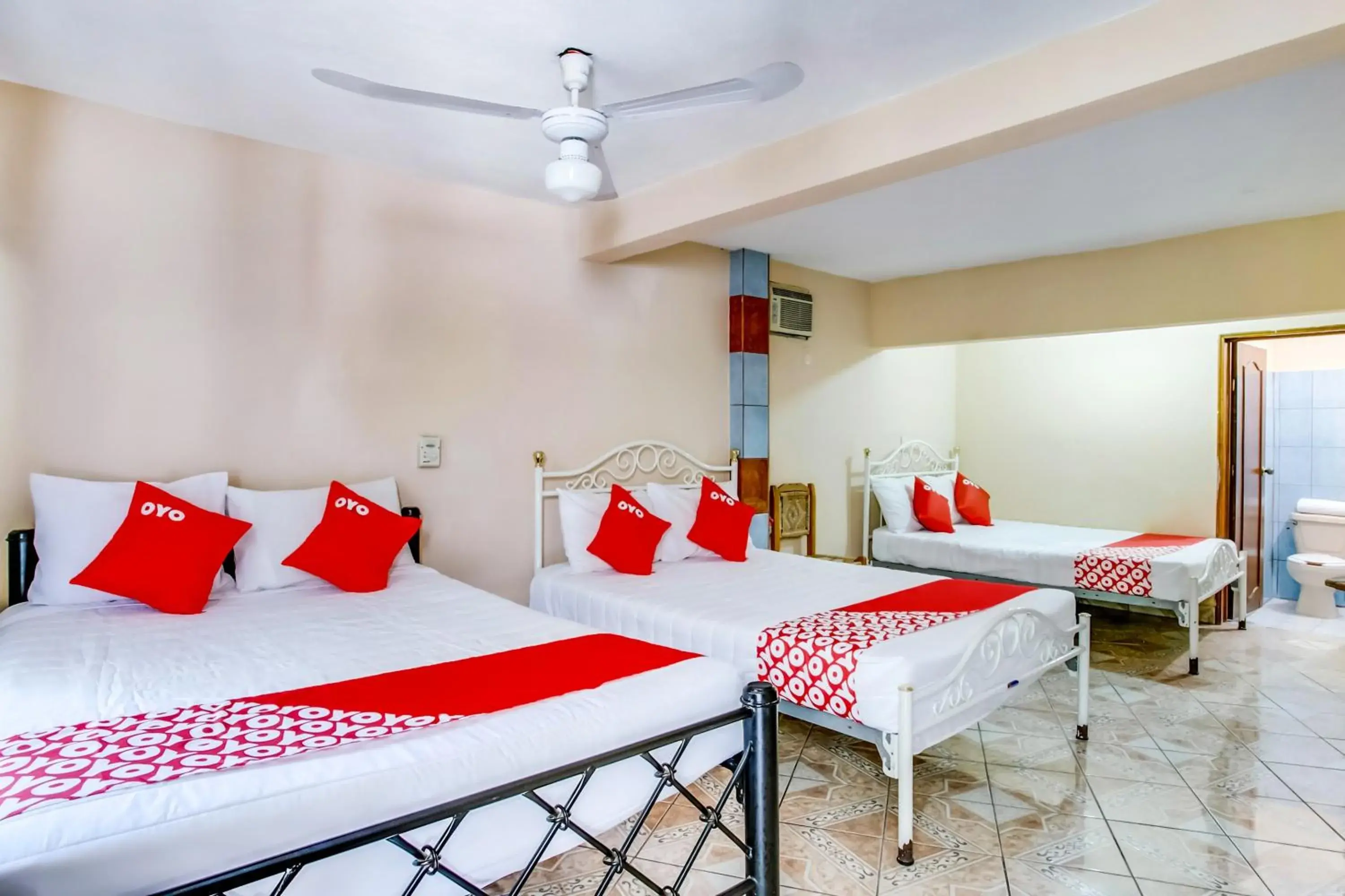 Standard Three beds in OYO Hotel Margarita Standard Three beds in OYO Hotel Margarita