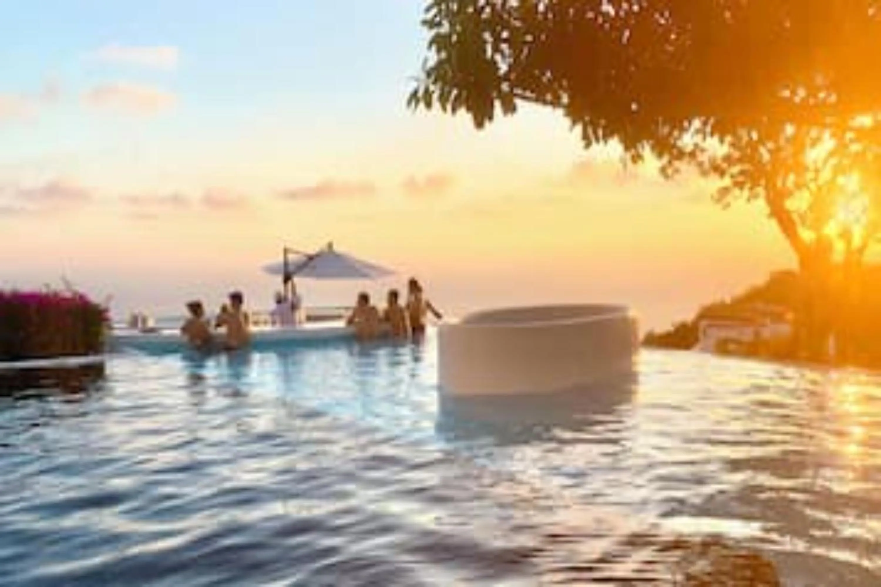 Swimming pool in Capital O Hotel Los Caracoles, Acapulco