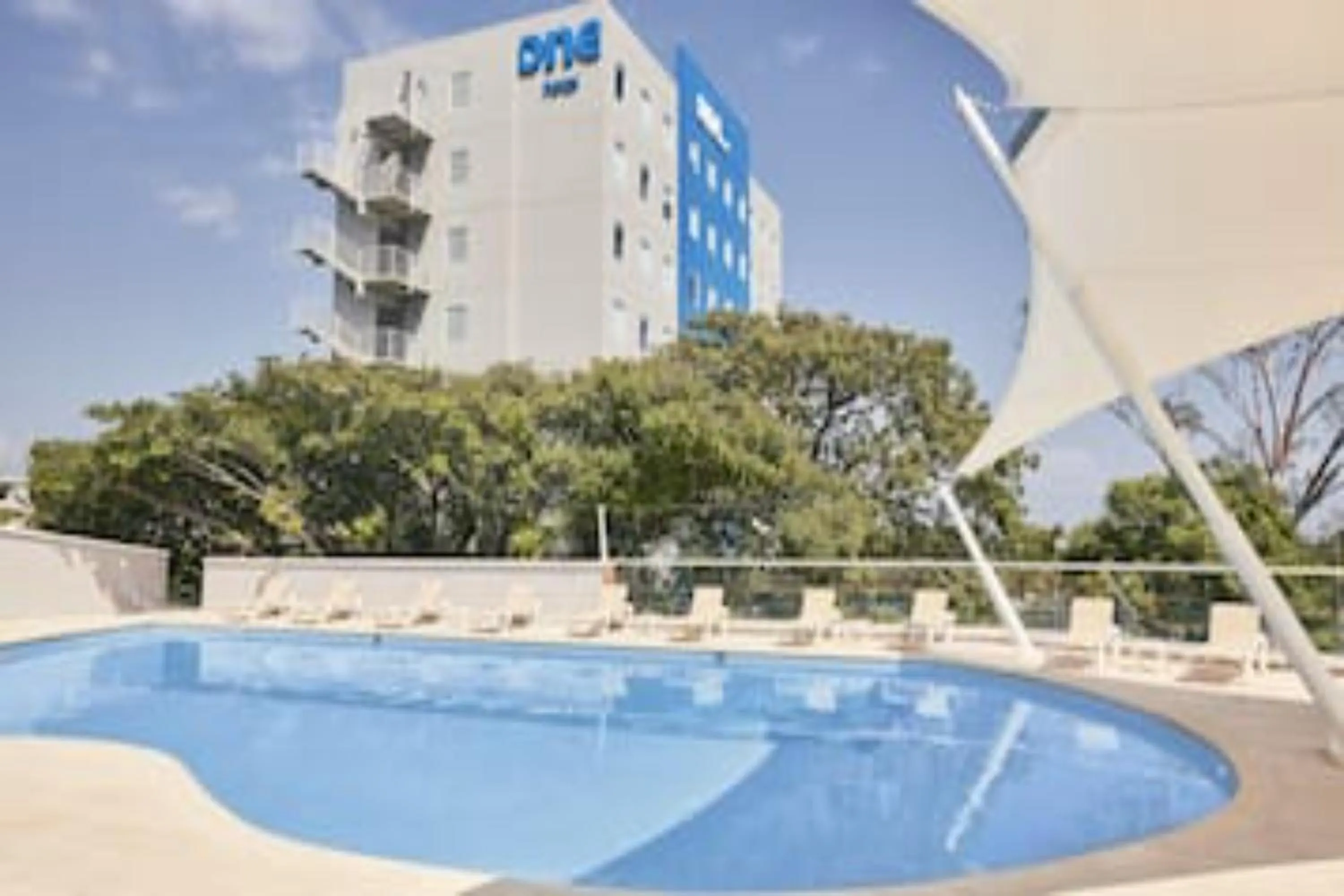 Swimming pool in Capital O Hotel Los Caracoles, Acapulco