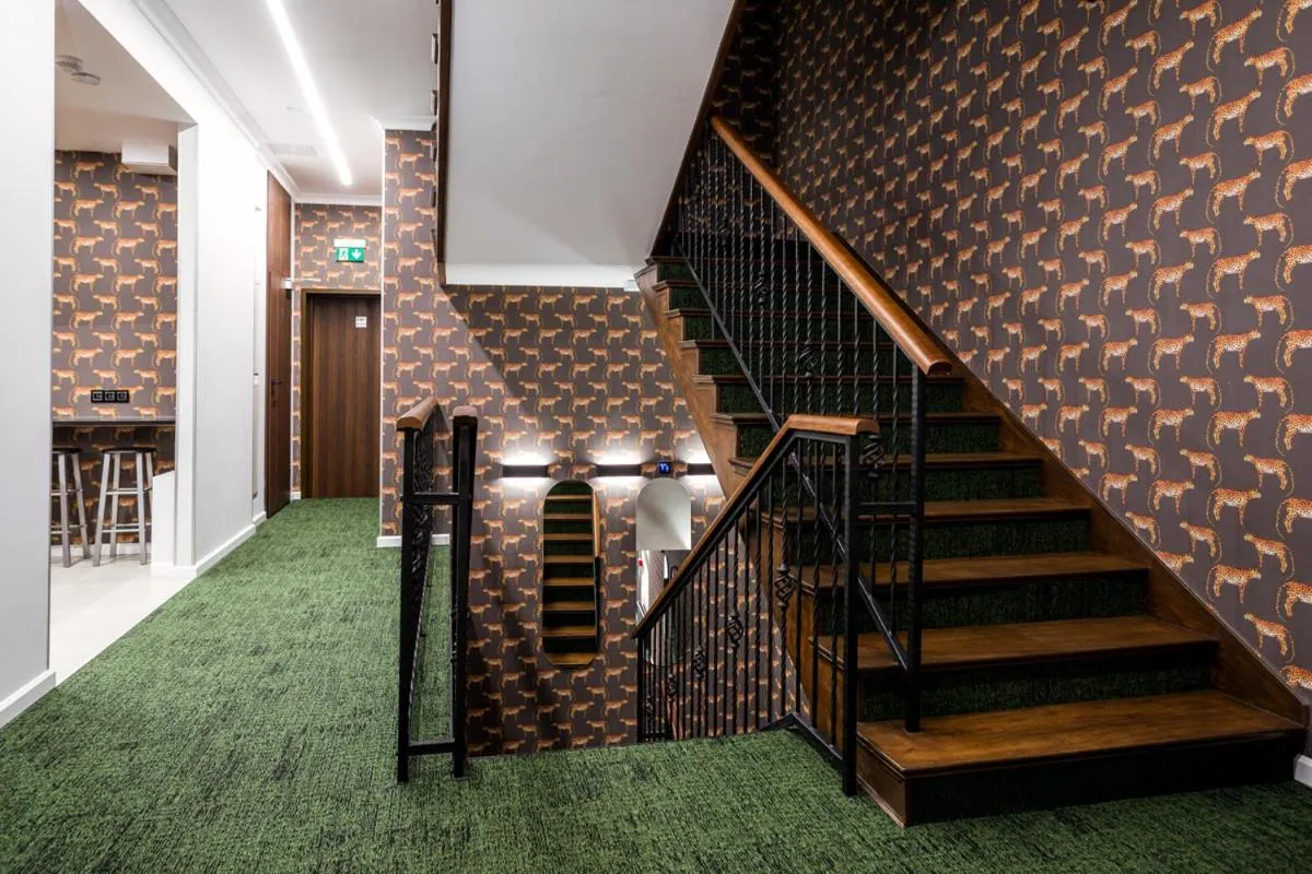 Forrest Apartments & Hostel