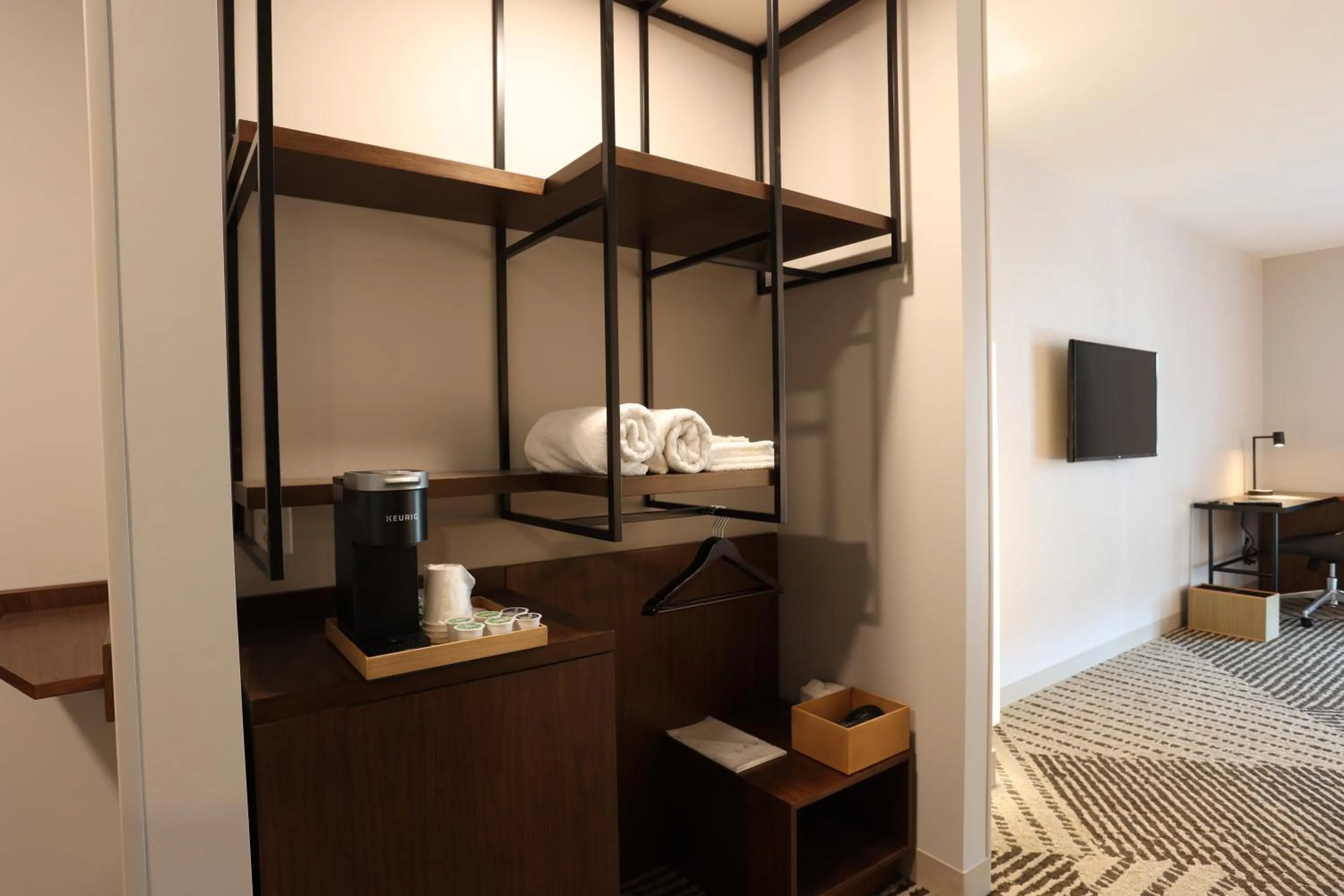 Bed in Cedartree Hotel Portland Hillsboro