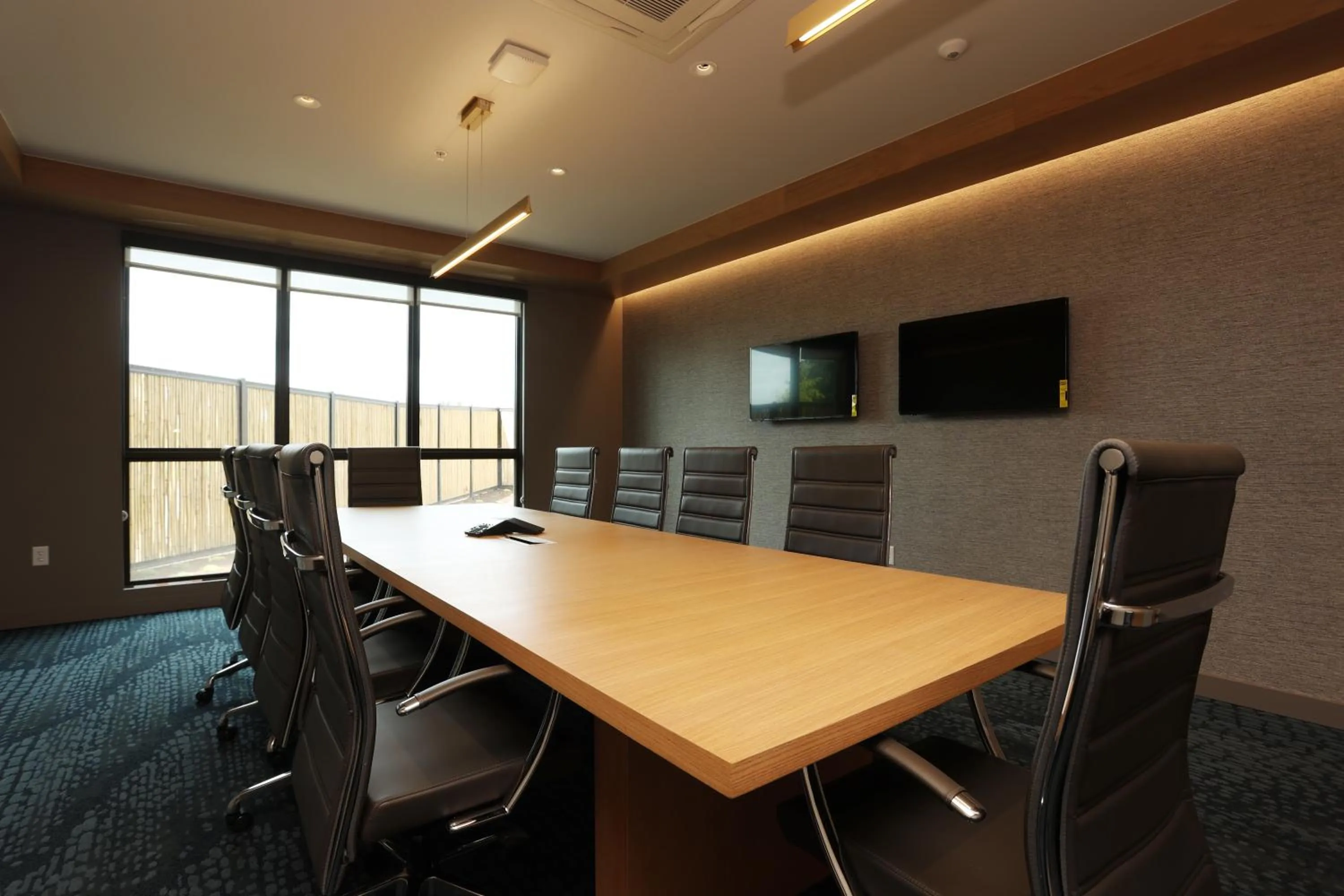 Meeting/conference room in Cedartree Hotel Portland Hillsboro