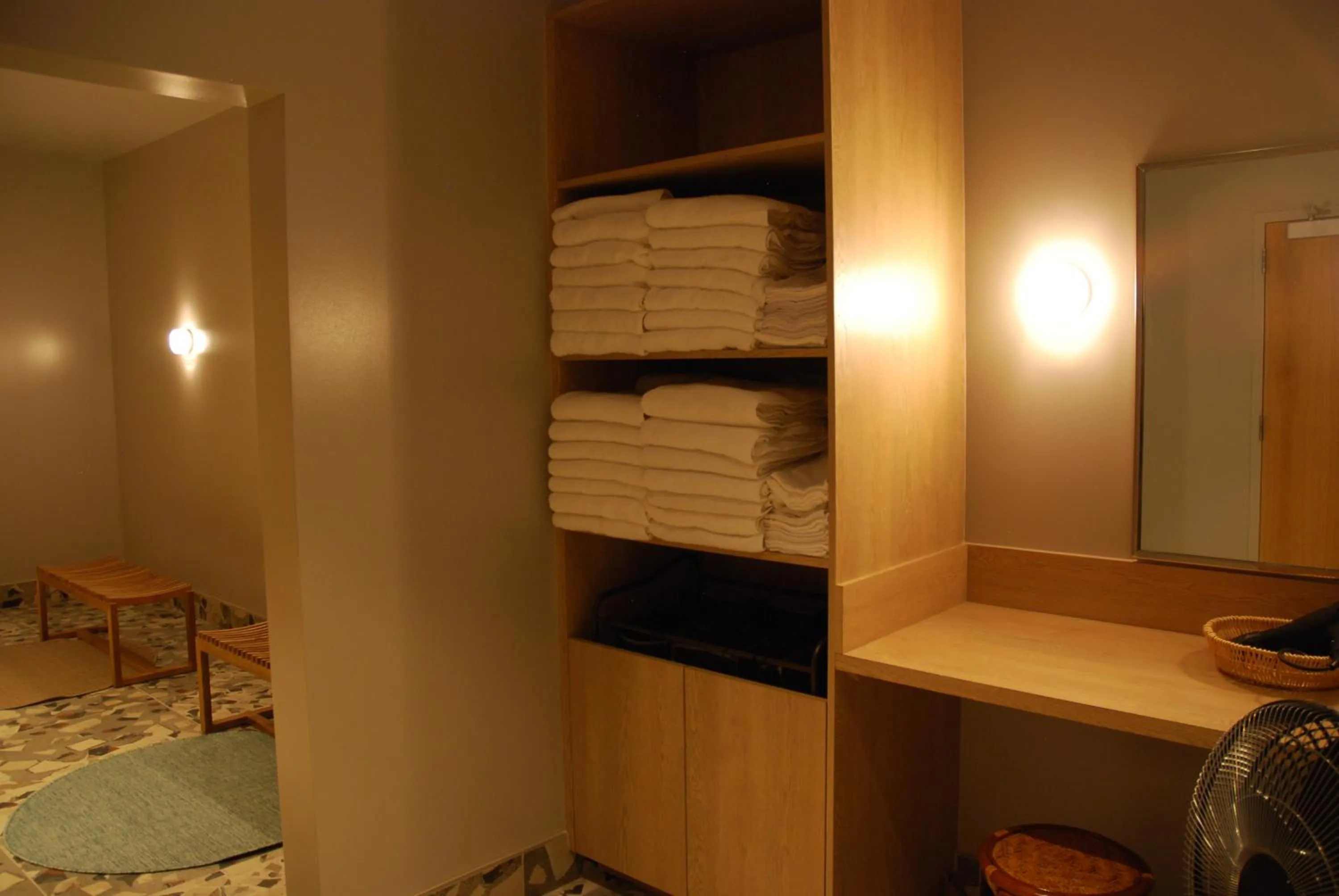 Hot Spring Bath in Cedartree Hotel Portland Hillsboro