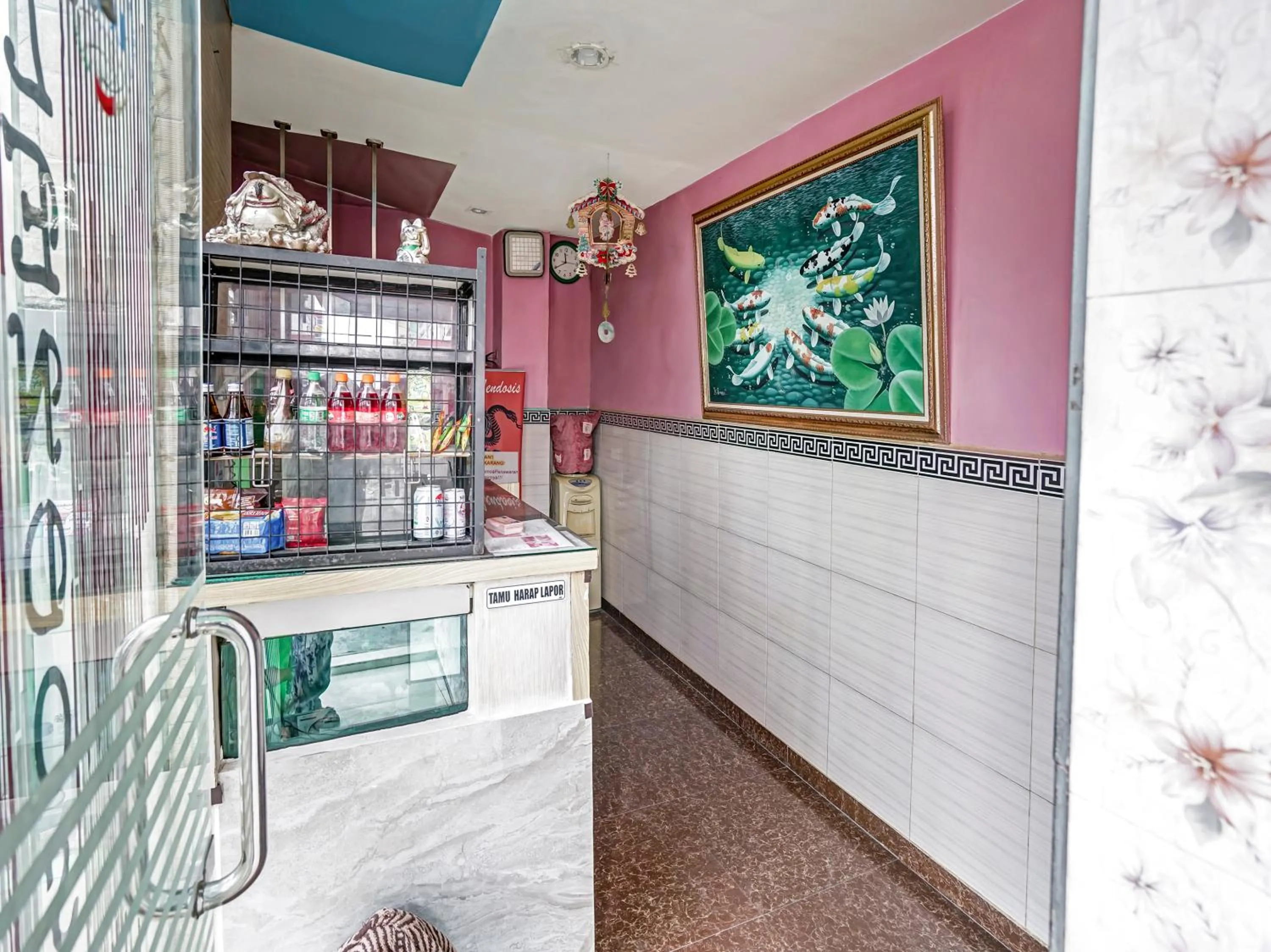 Lobby or reception, Kitchen/Kitchenette in OYO 90158 Hotel Lendosis Perintis Kemerdekaan