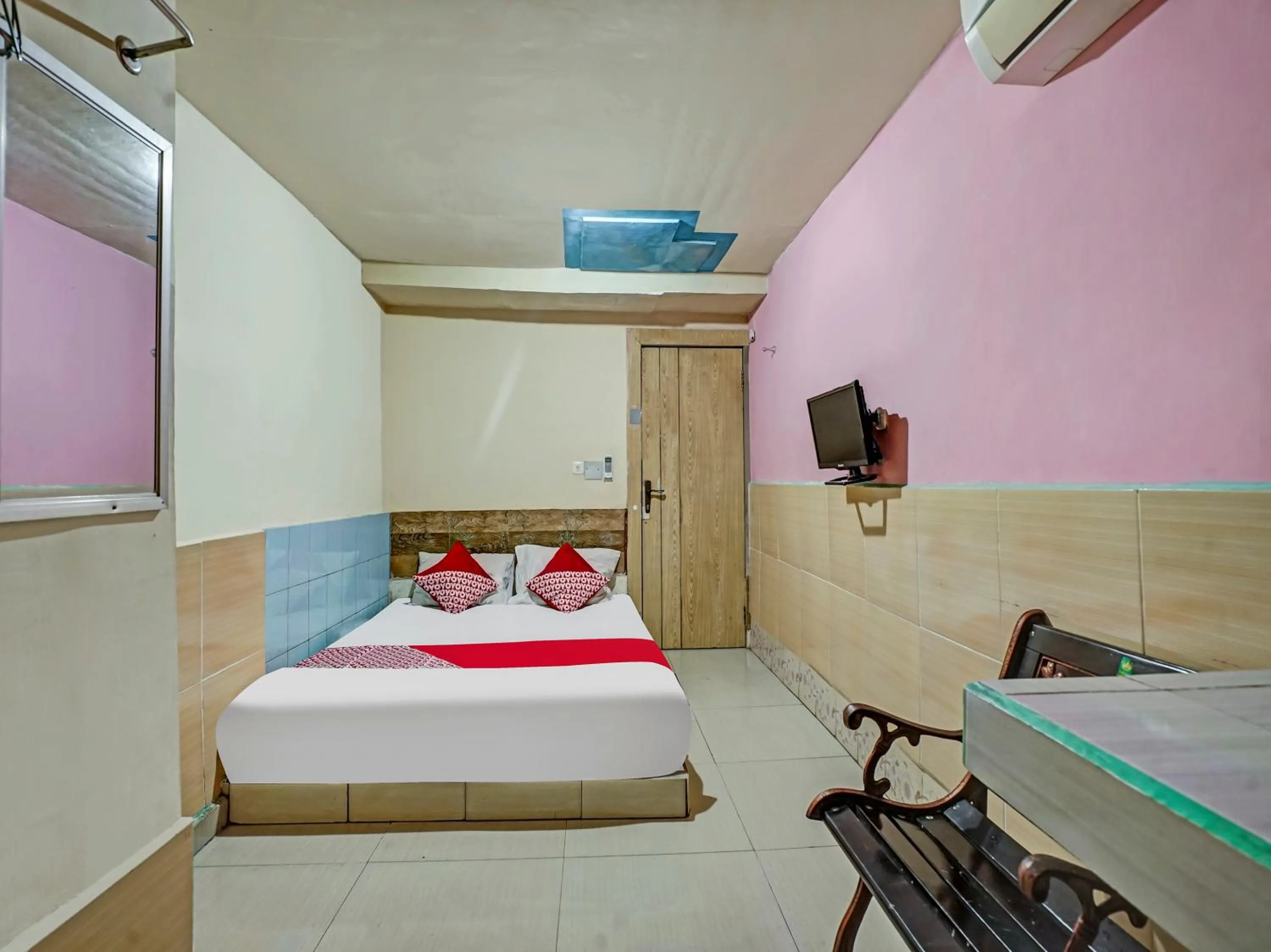 Bedroom in OYO 90158 Hotel Lendosis Perintis Kemerdekaan