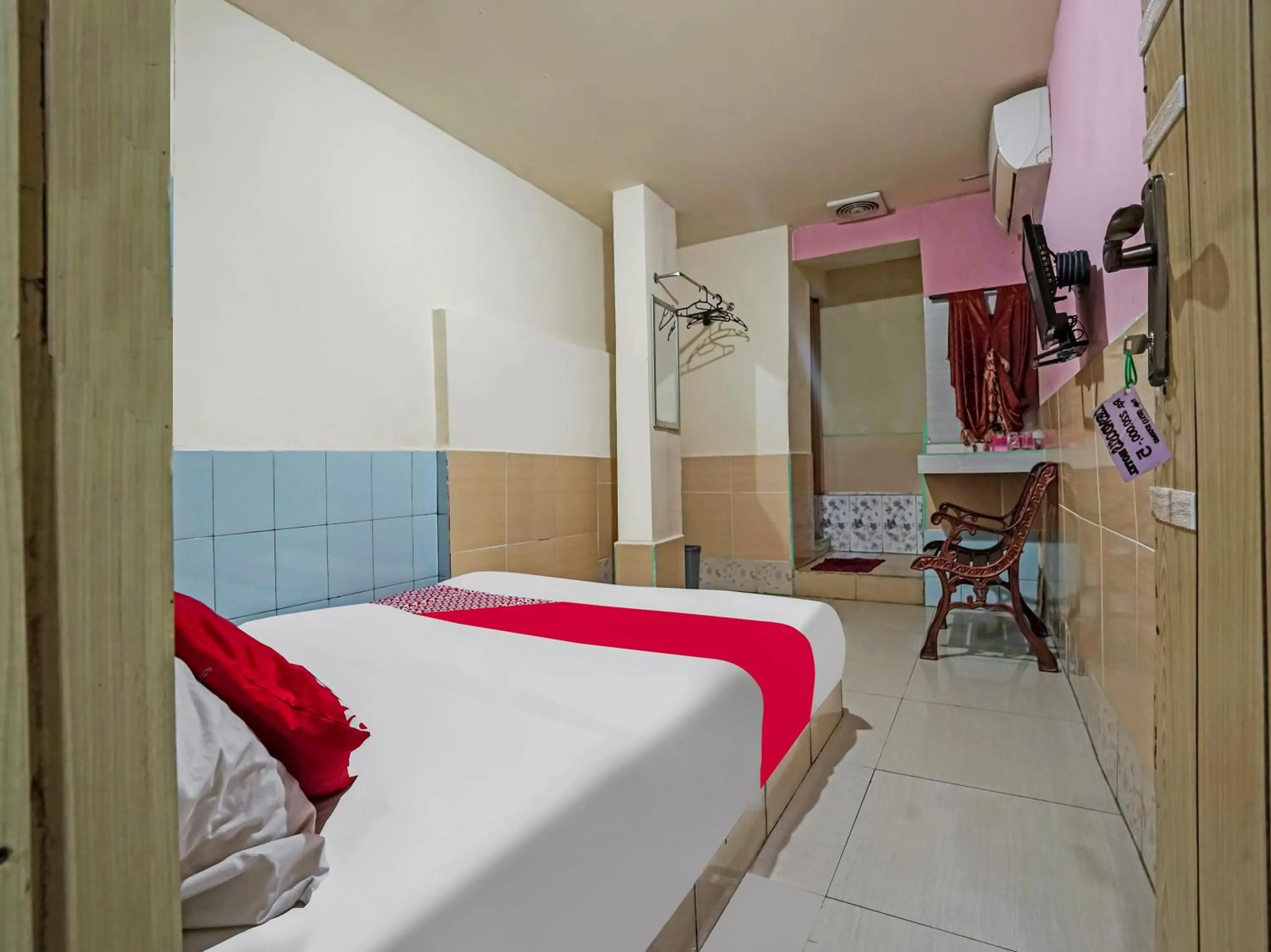 Bedroom in OYO 90158 Hotel Lendosis Perintis Kemerdekaan