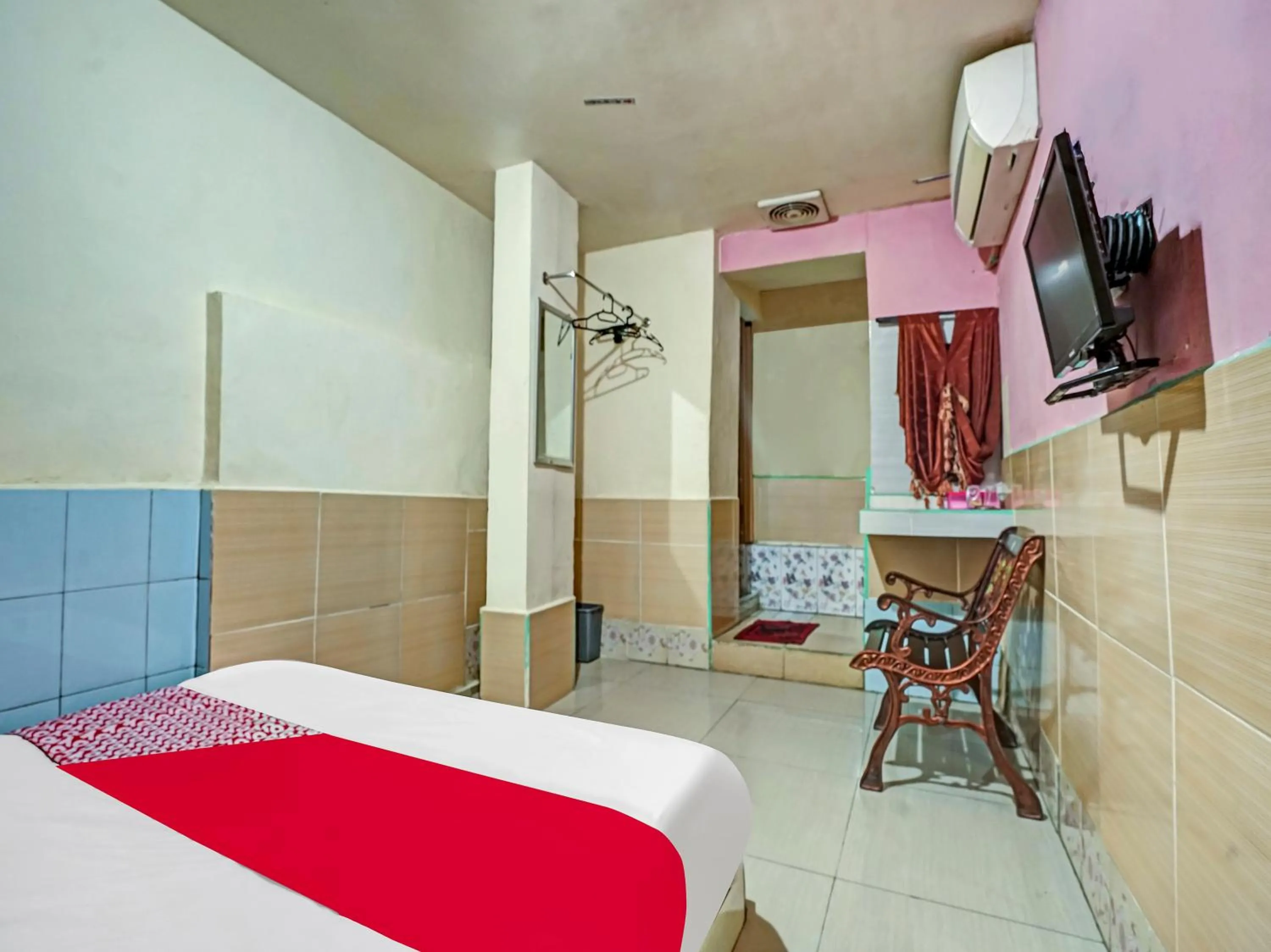 Bedroom in OYO 90158 Hotel Lendosis Perintis Kemerdekaan