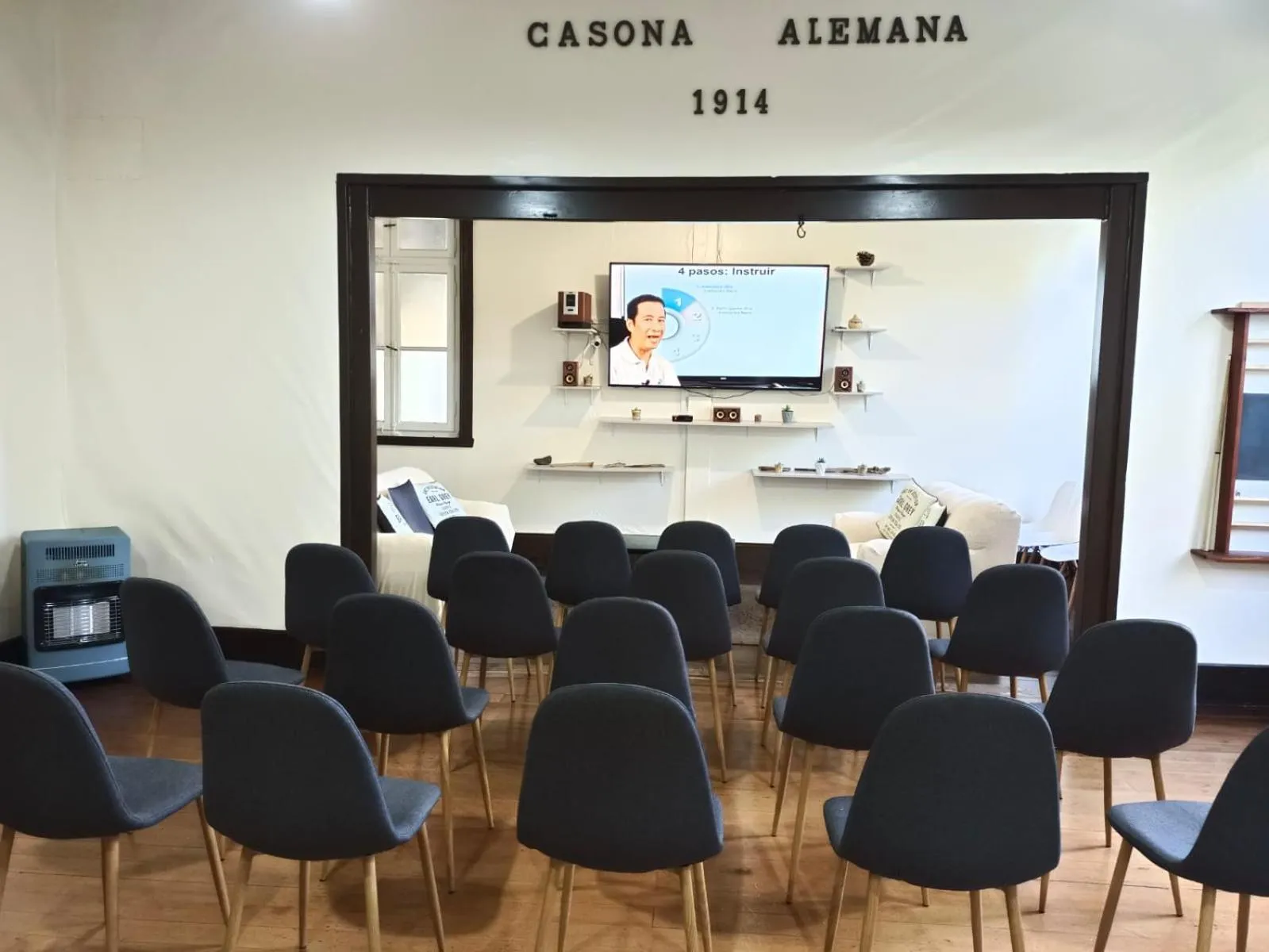 Communal lounge/ TV room in Casona Alemana