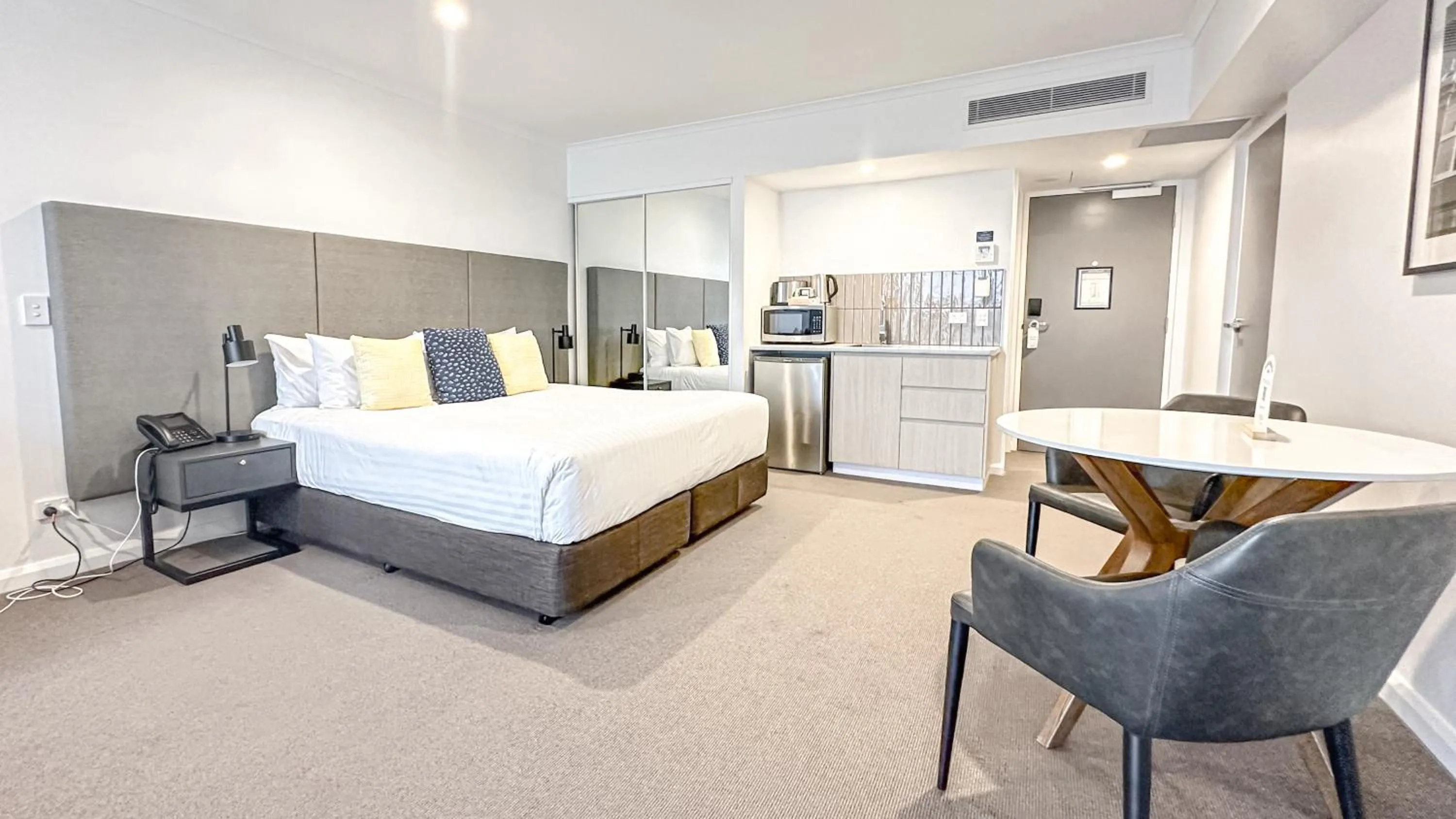 Bed in Oaks Toowoomba Hotel