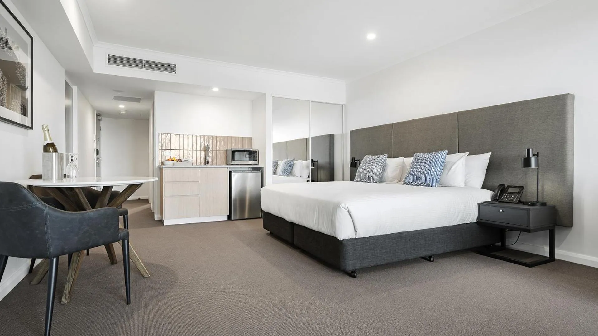 Bedroom, Bed in Oaks Toowoomba Hotel