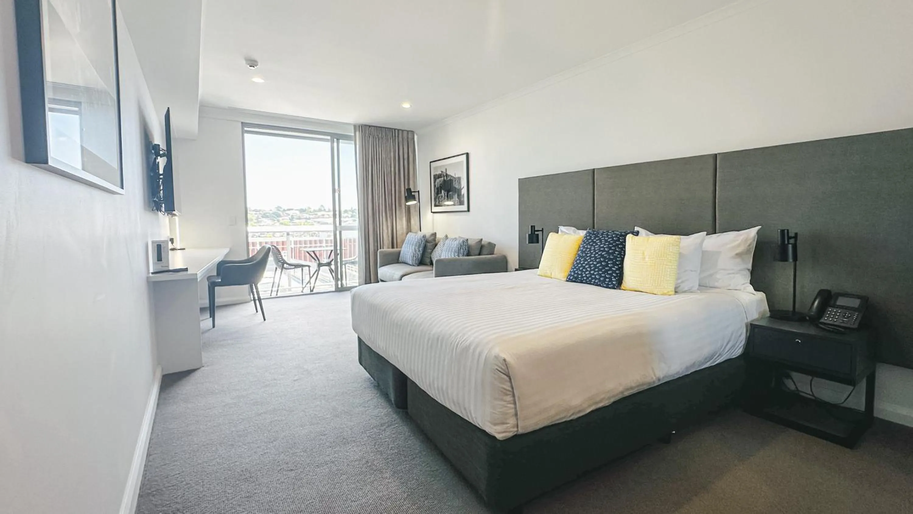 Bed in Oaks Toowoomba Hotel