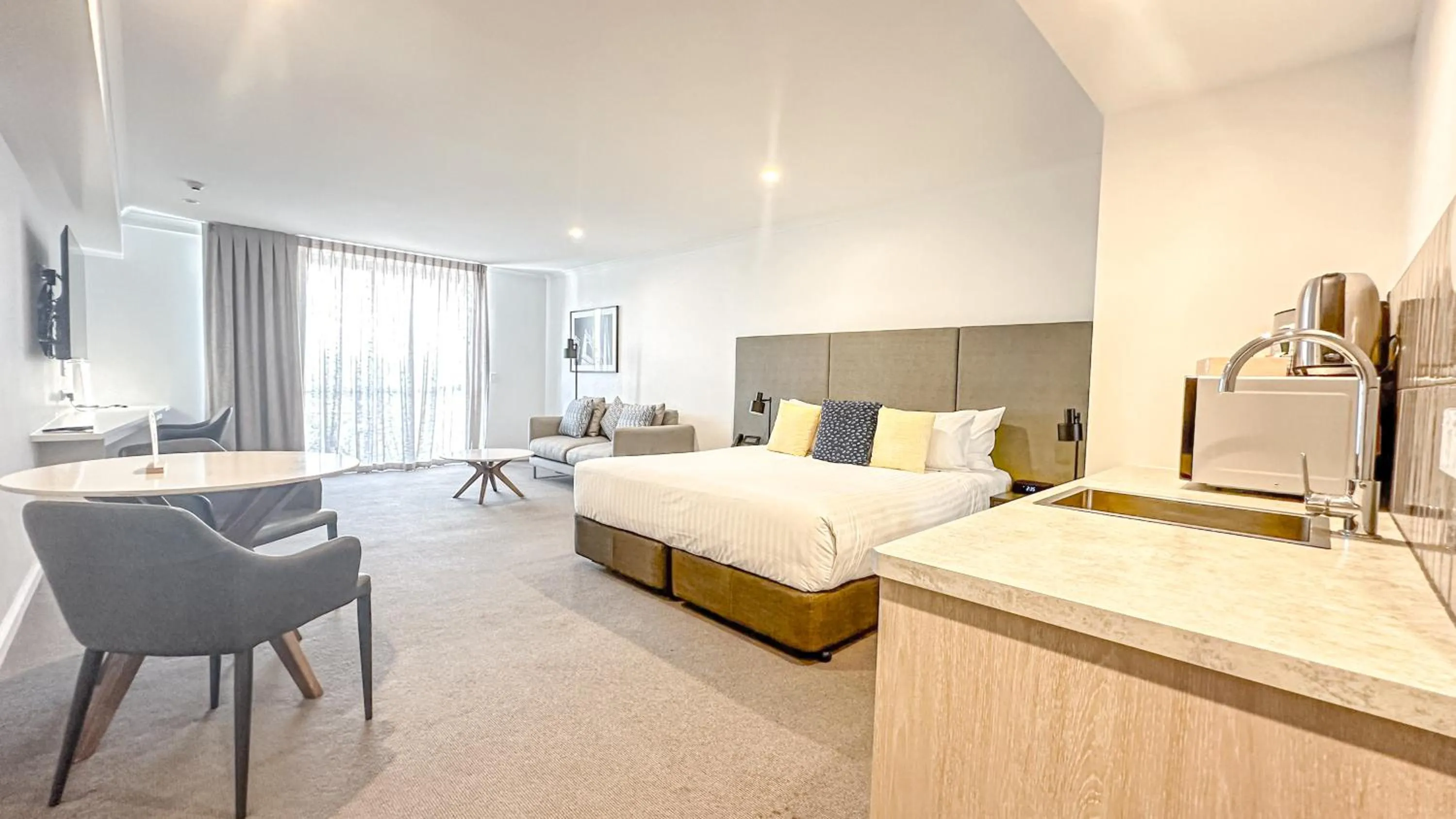 Bed in Oaks Toowoomba Hotel