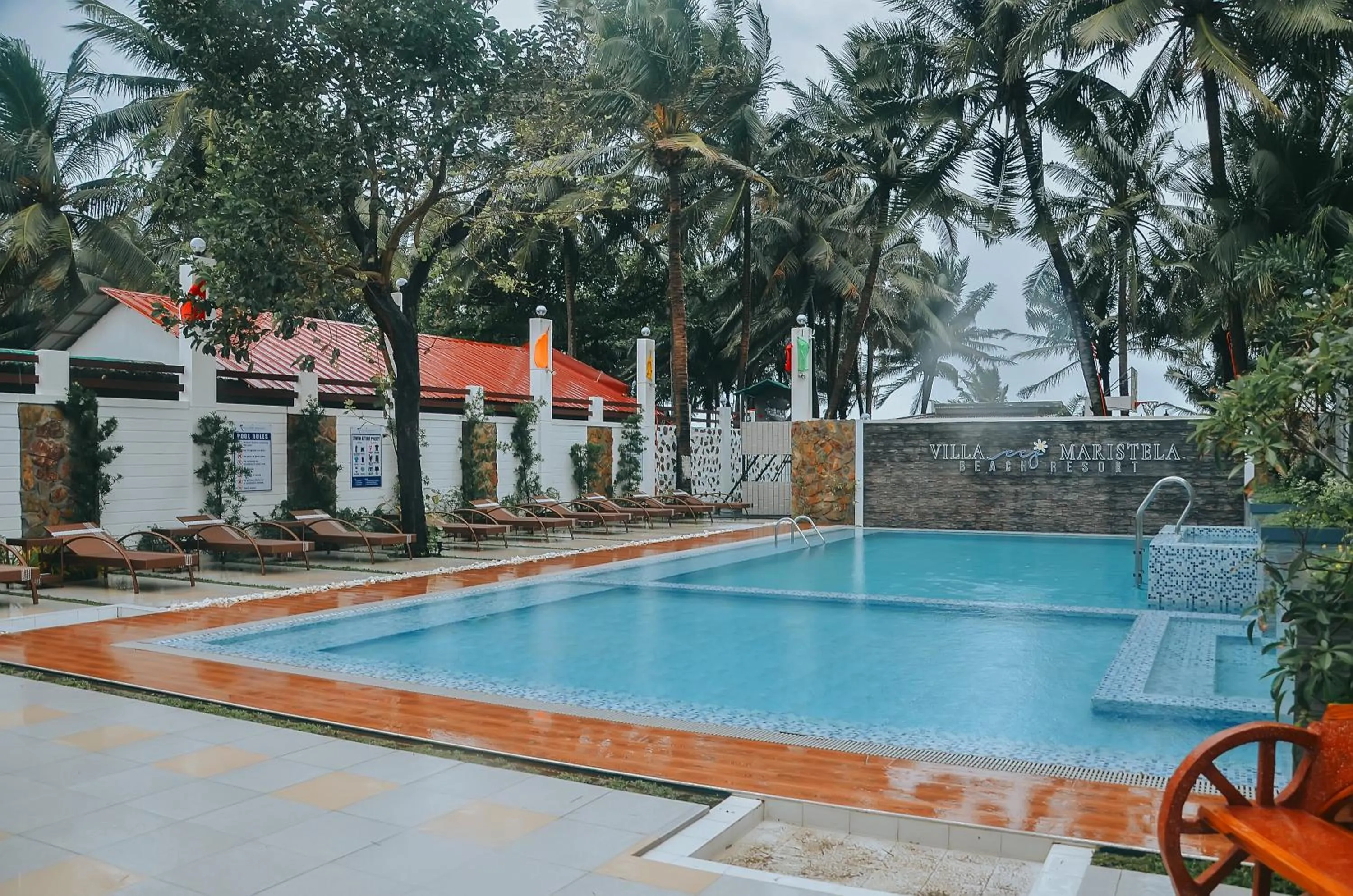 Swimming pool in Villa MJ Maristela Beach Resort