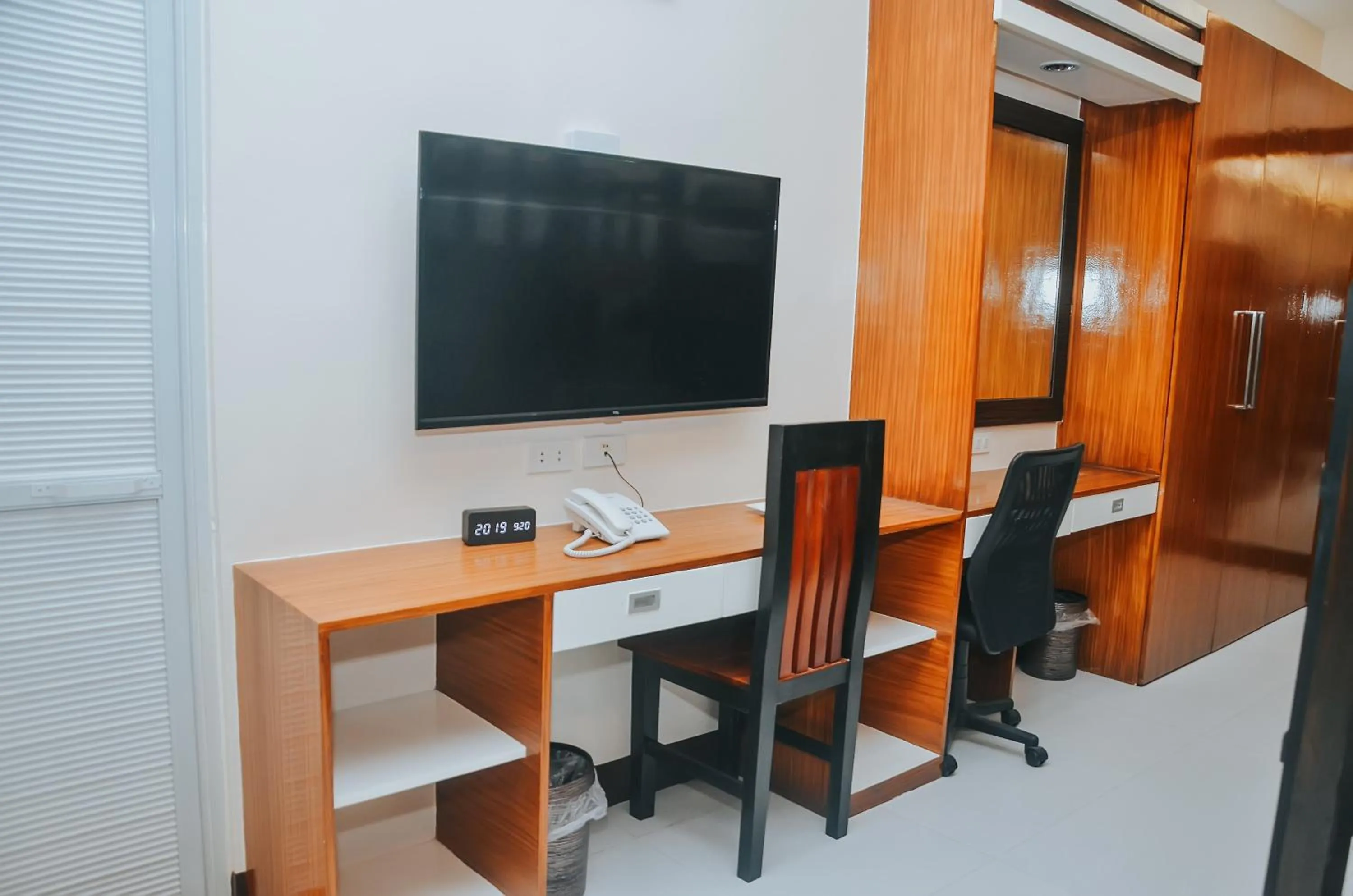 TV and multimedia in Villa MJ Maristela Beach Resort