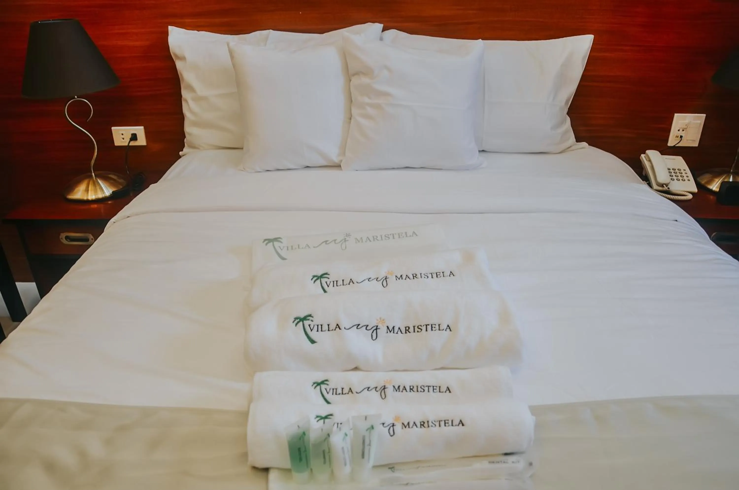 Bed in Villa MJ Maristela Beach Resort