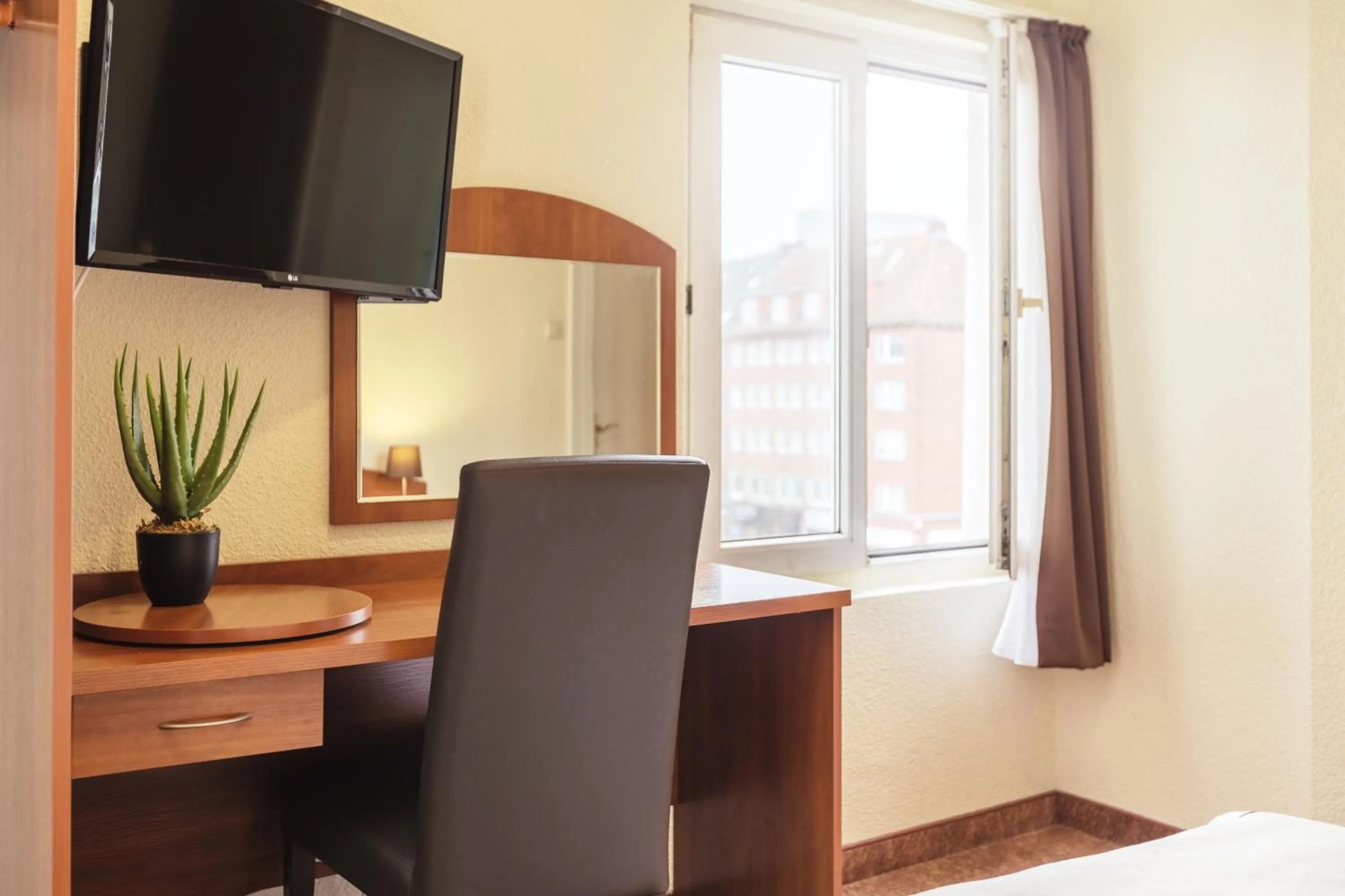 Communal lounge/ TV room in Hotel Hamburg Stadtzentrum