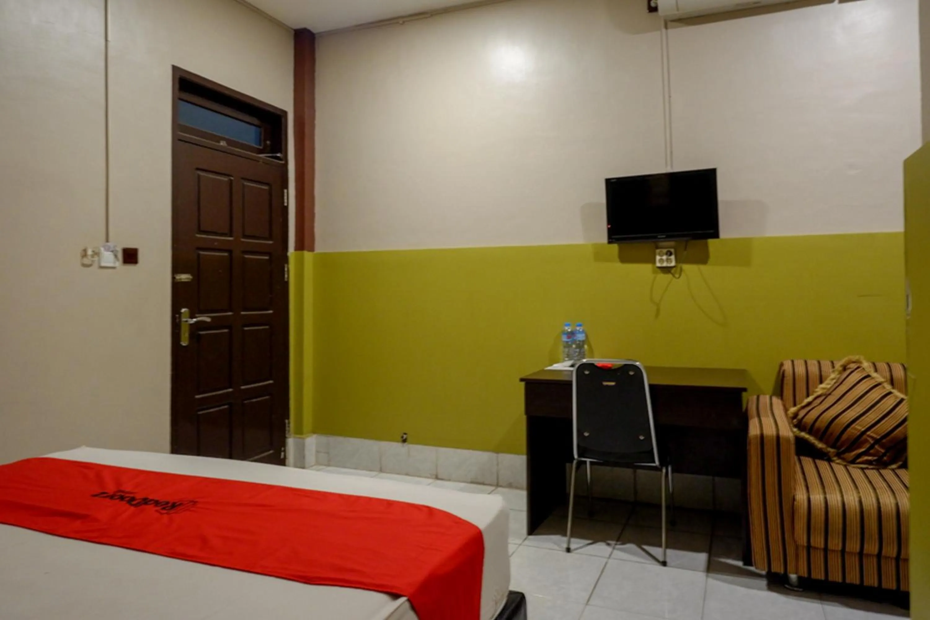 Bedroom, Bed in RedDoorz Syariah @ Hotel Wisma Indonesia Kendari