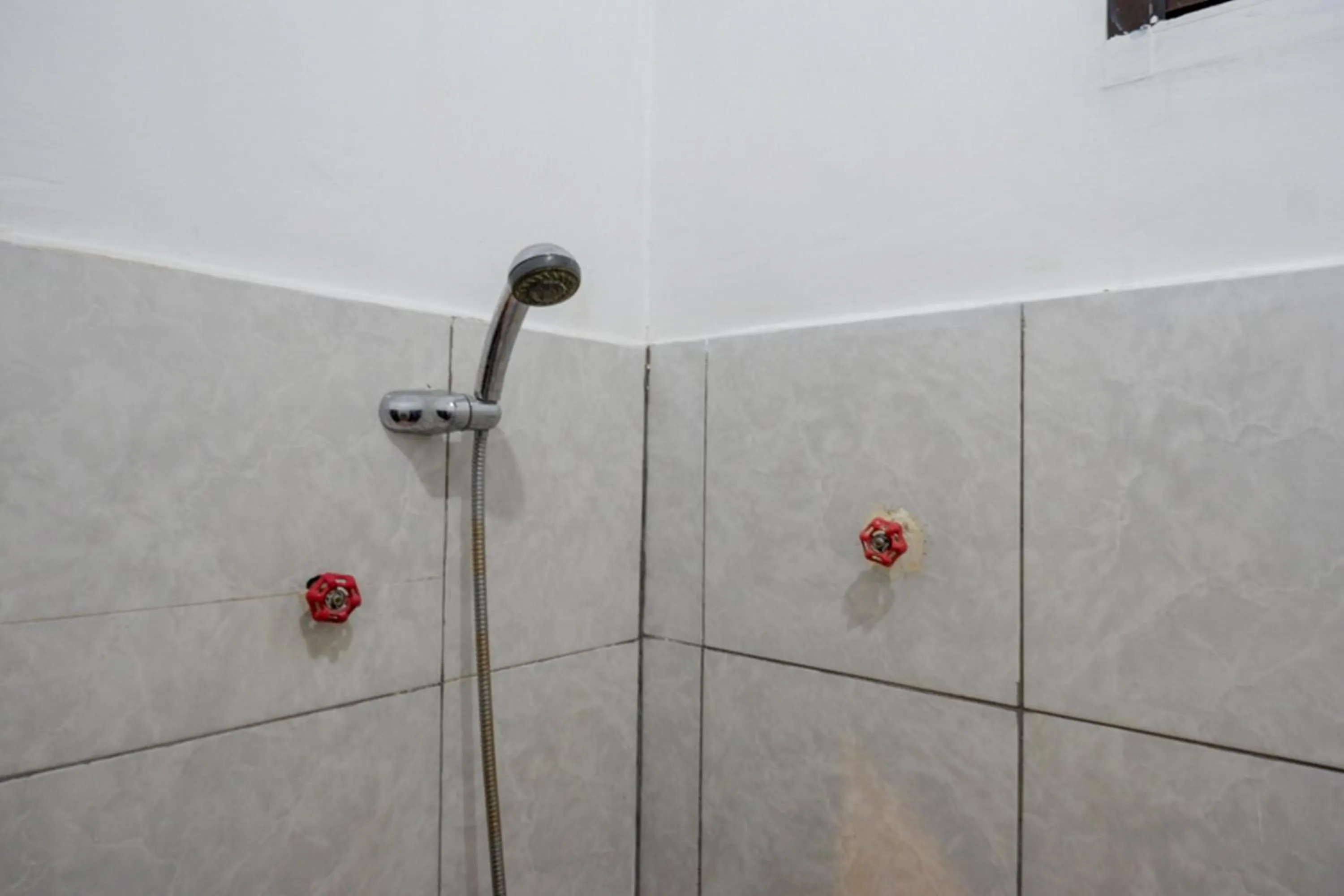 Bathroom in RedDoorz Syariah @ Hotel Wisma Indonesia Kendari