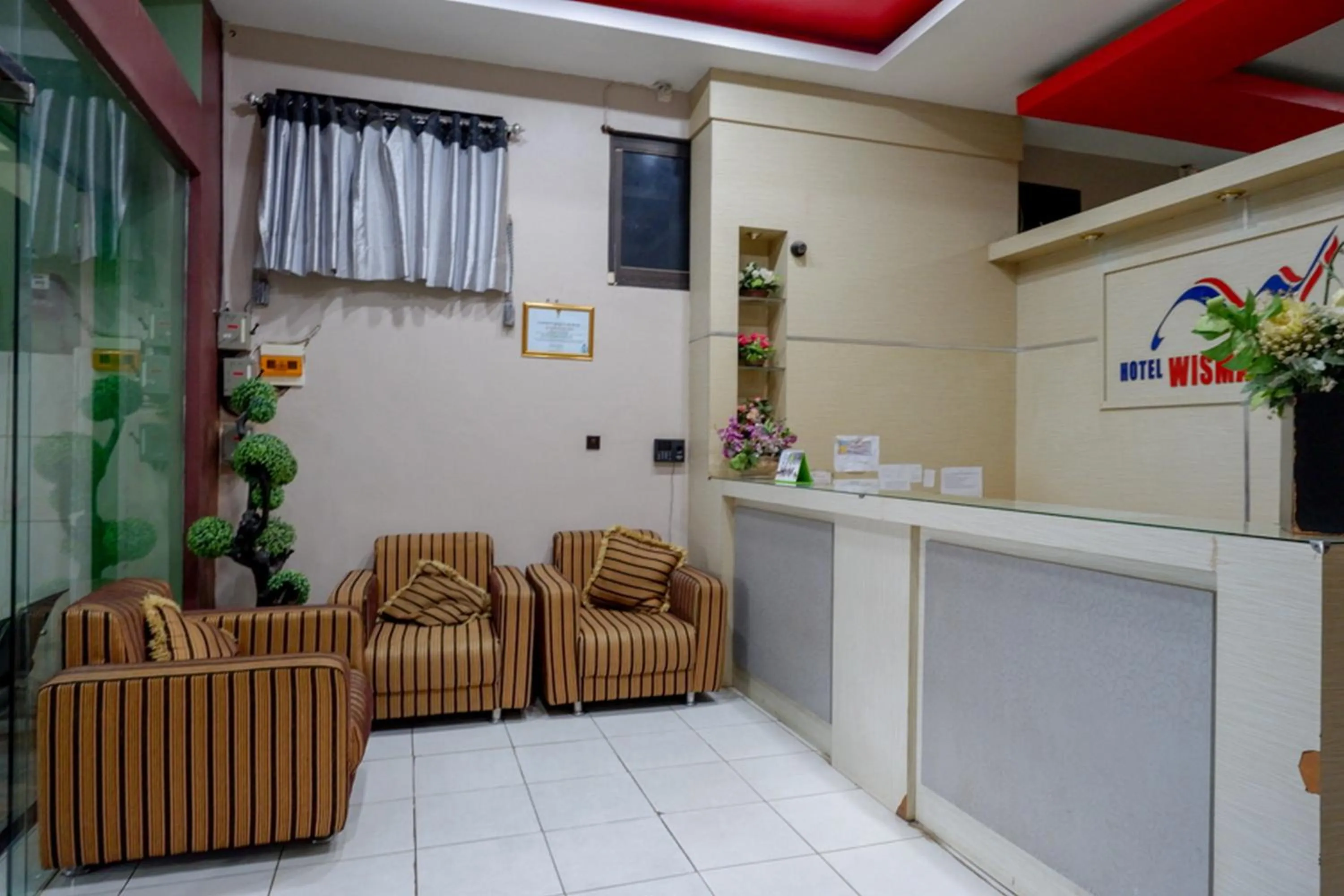 Lobby or reception in RedDoorz Syariah @ Hotel Wisma Indonesia Kendari
