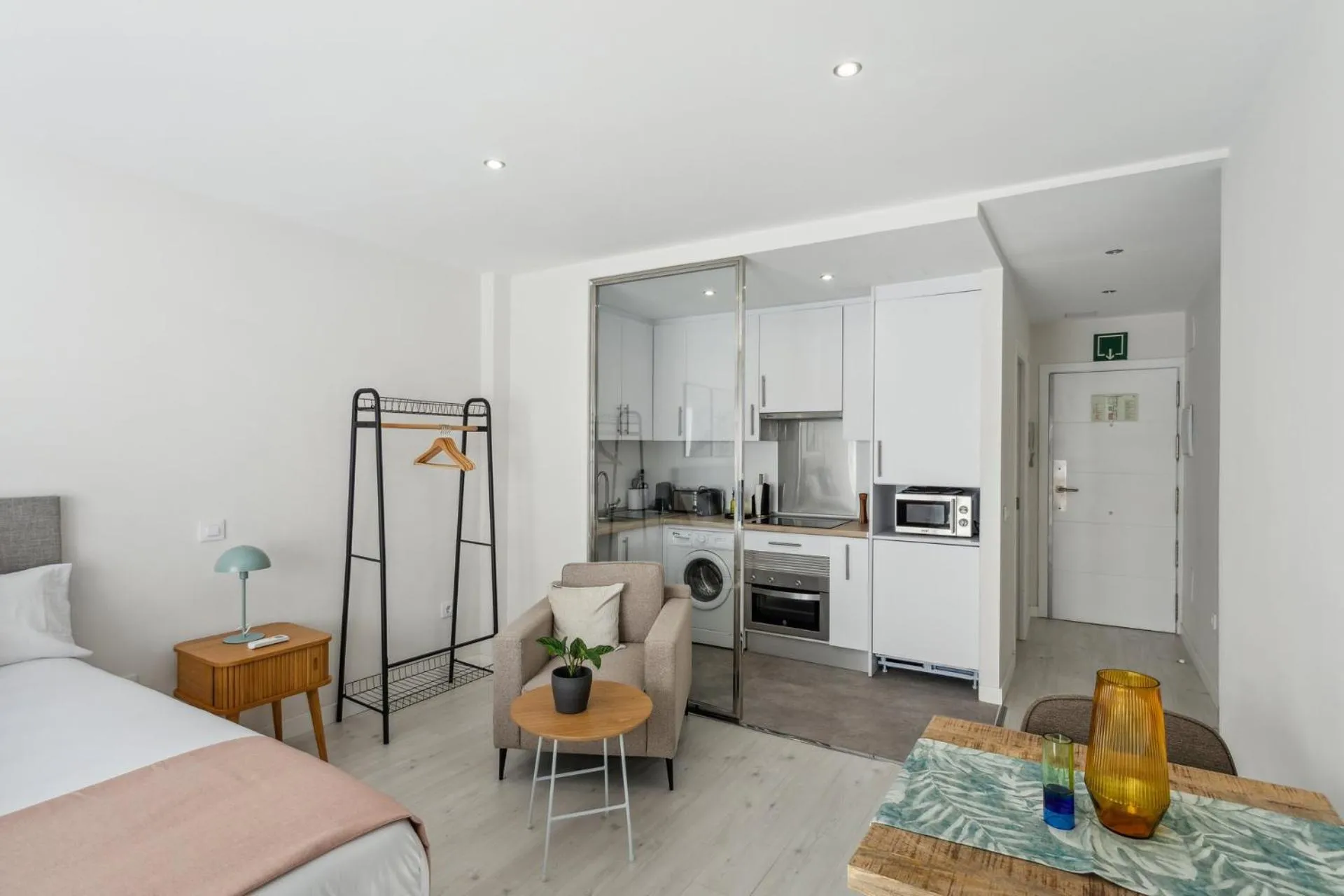 Kitchen or kitchenette, Bed in Limehome Madrid Calle de la Paloma