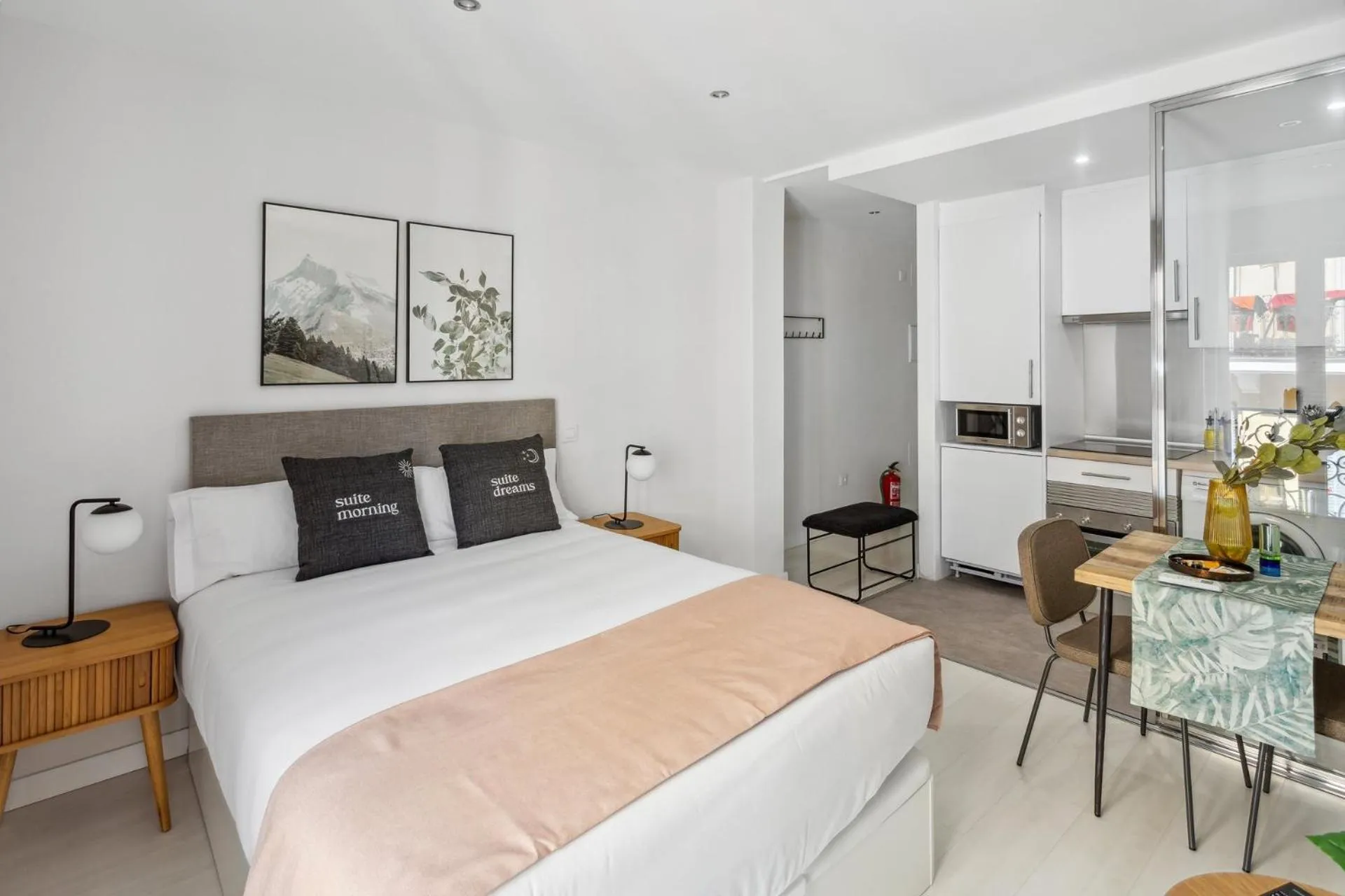 Kitchen or kitchenette, Bed in Limehome Madrid Calle de la Paloma