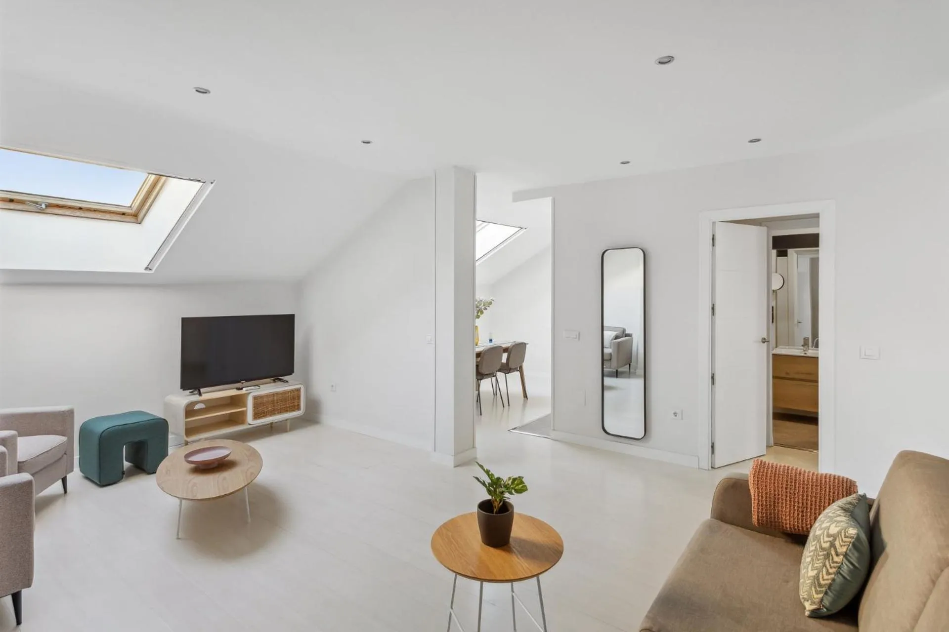 TV and multimedia in Limehome Madrid Calle de la Paloma