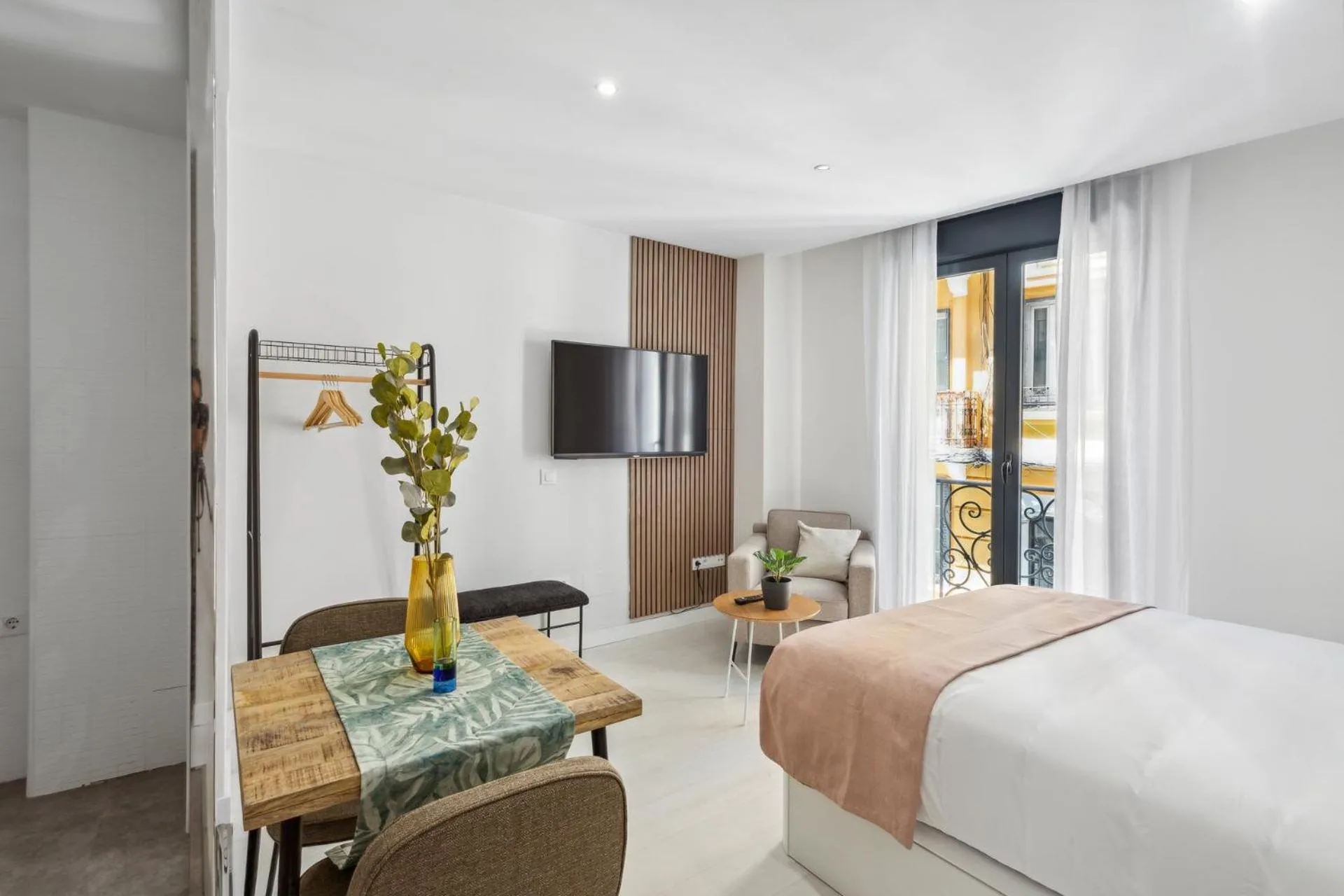 Bed in Limehome Madrid Calle de la Paloma