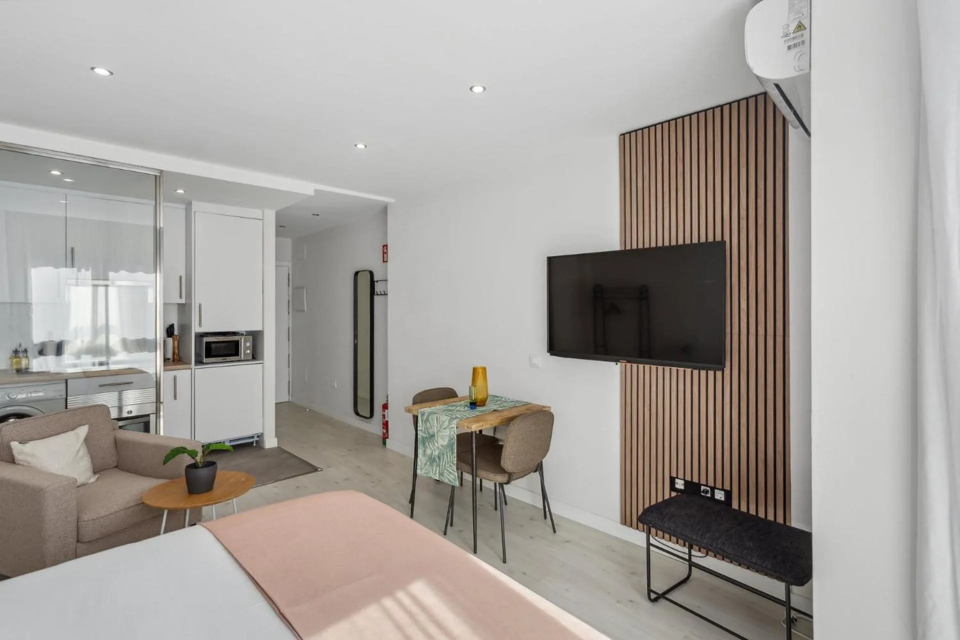 TV and multimedia, Bed in Limehome Madrid Calle de la Paloma