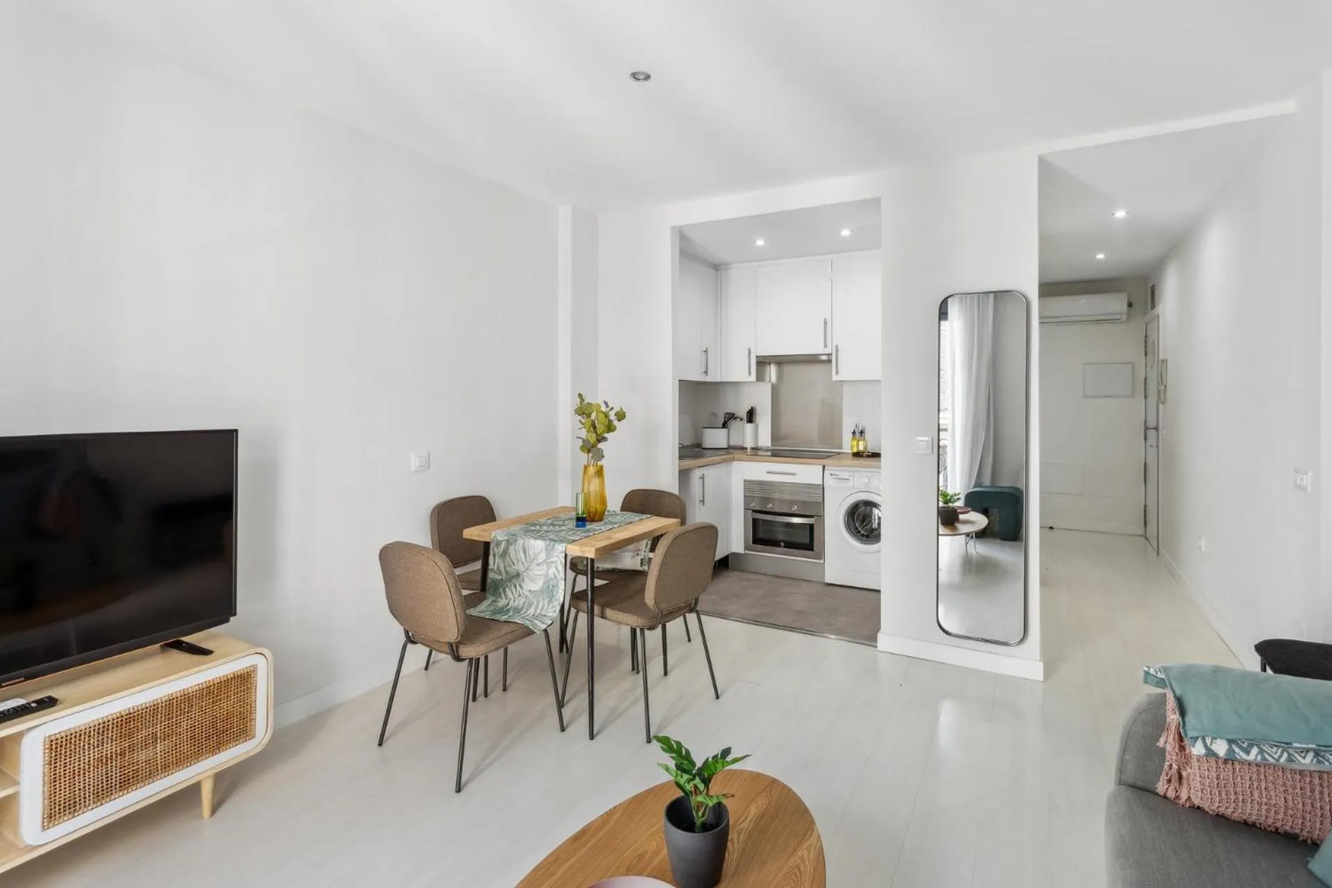 TV and multimedia in Limehome Madrid Calle de la Paloma