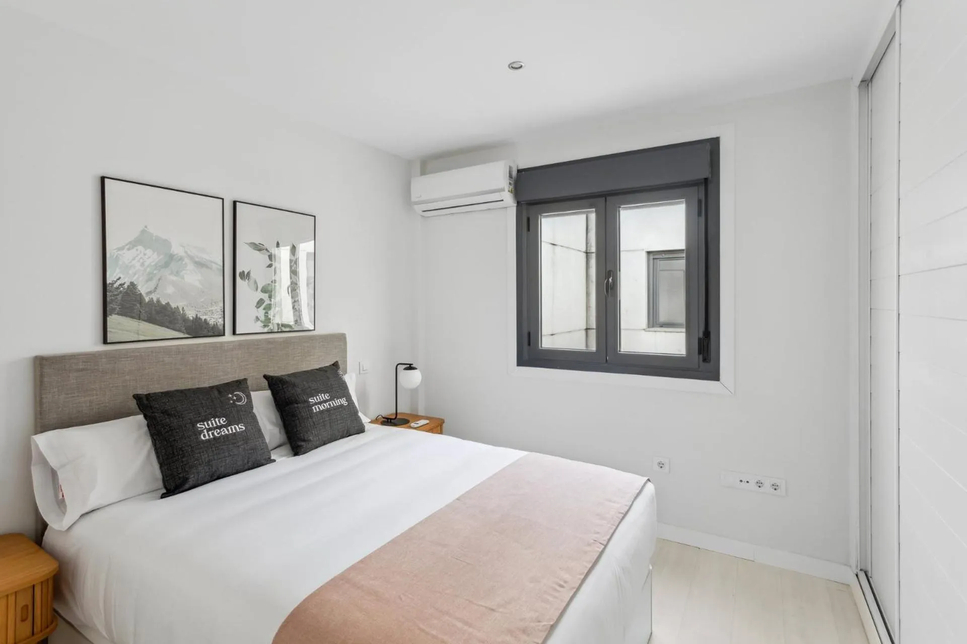 Bed in Limehome Madrid Calle de la Paloma