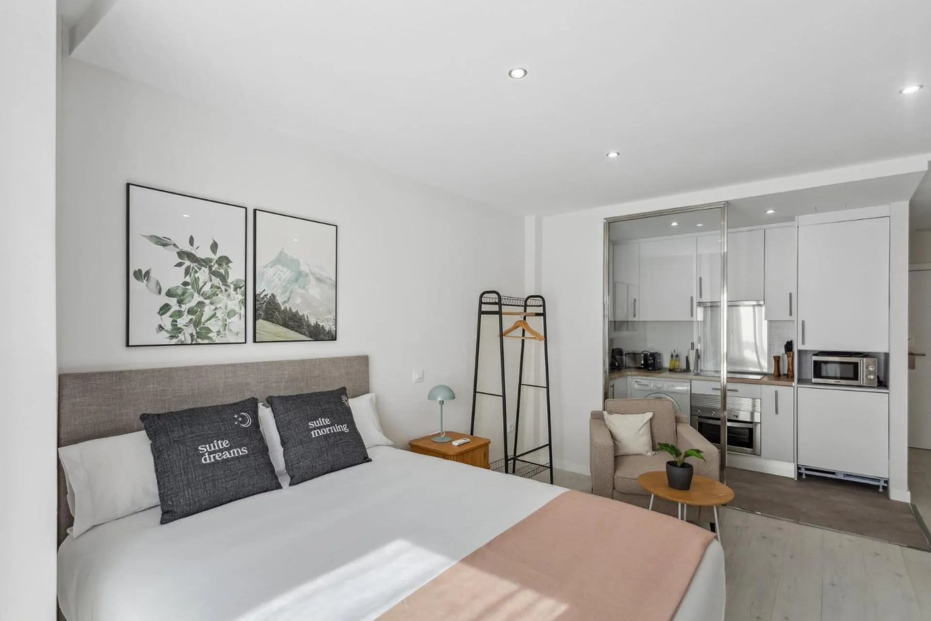 Kitchen or kitchenette in Limehome Madrid Calle de la Paloma