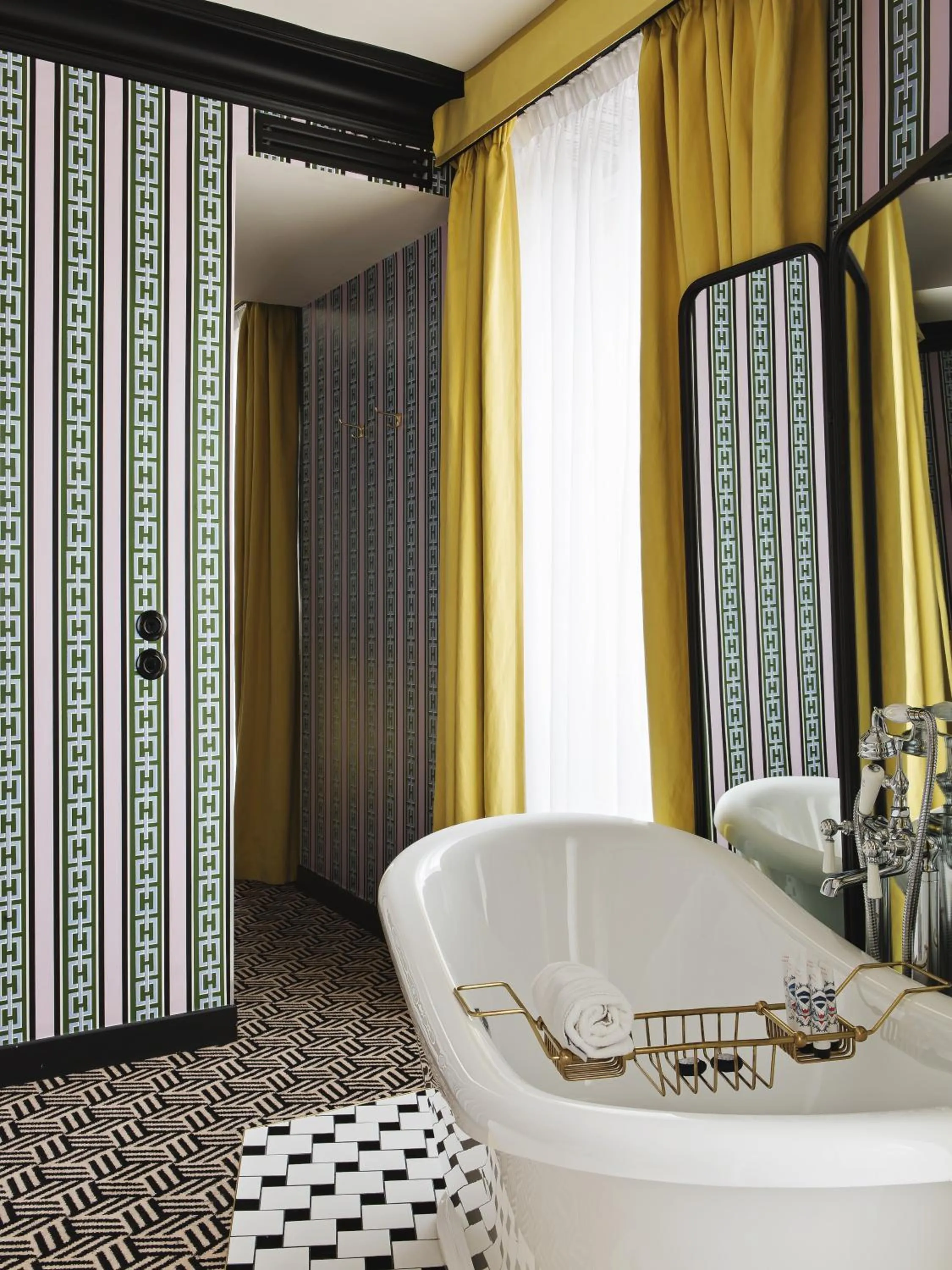 Bath in Hôtel Les Deux Gares & Spa