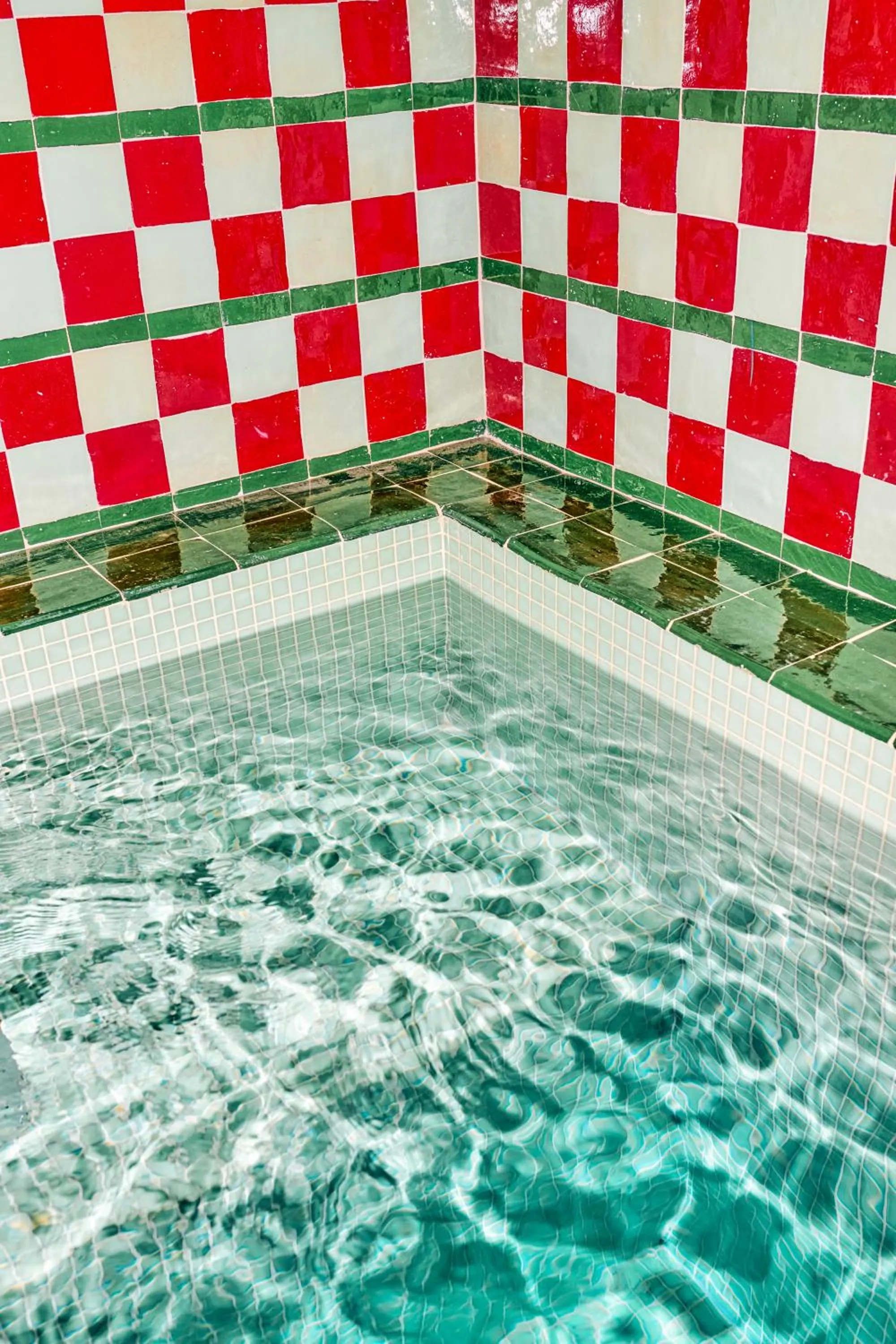 Hot Tub in Hôtel Les Deux Gares & Spa