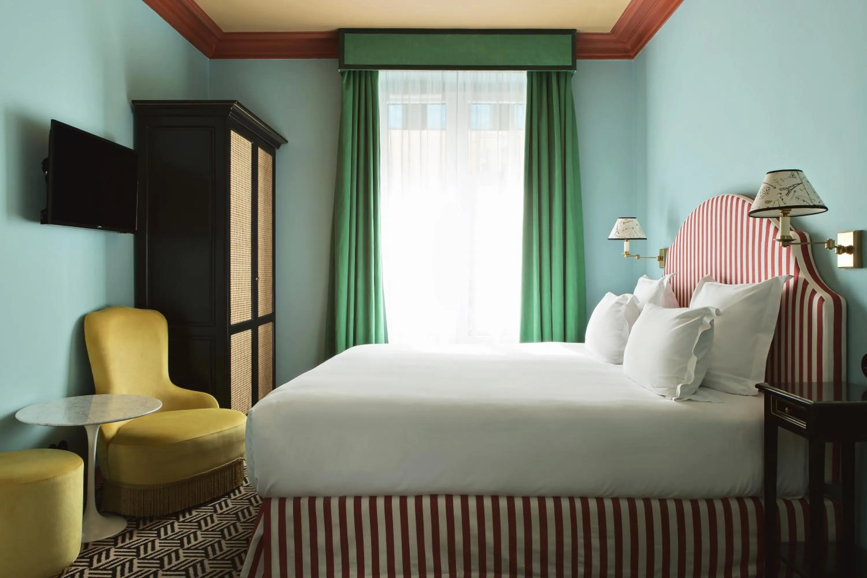 Photo of the whole room, Bed in Hôtel Les Deux Gares & Spa