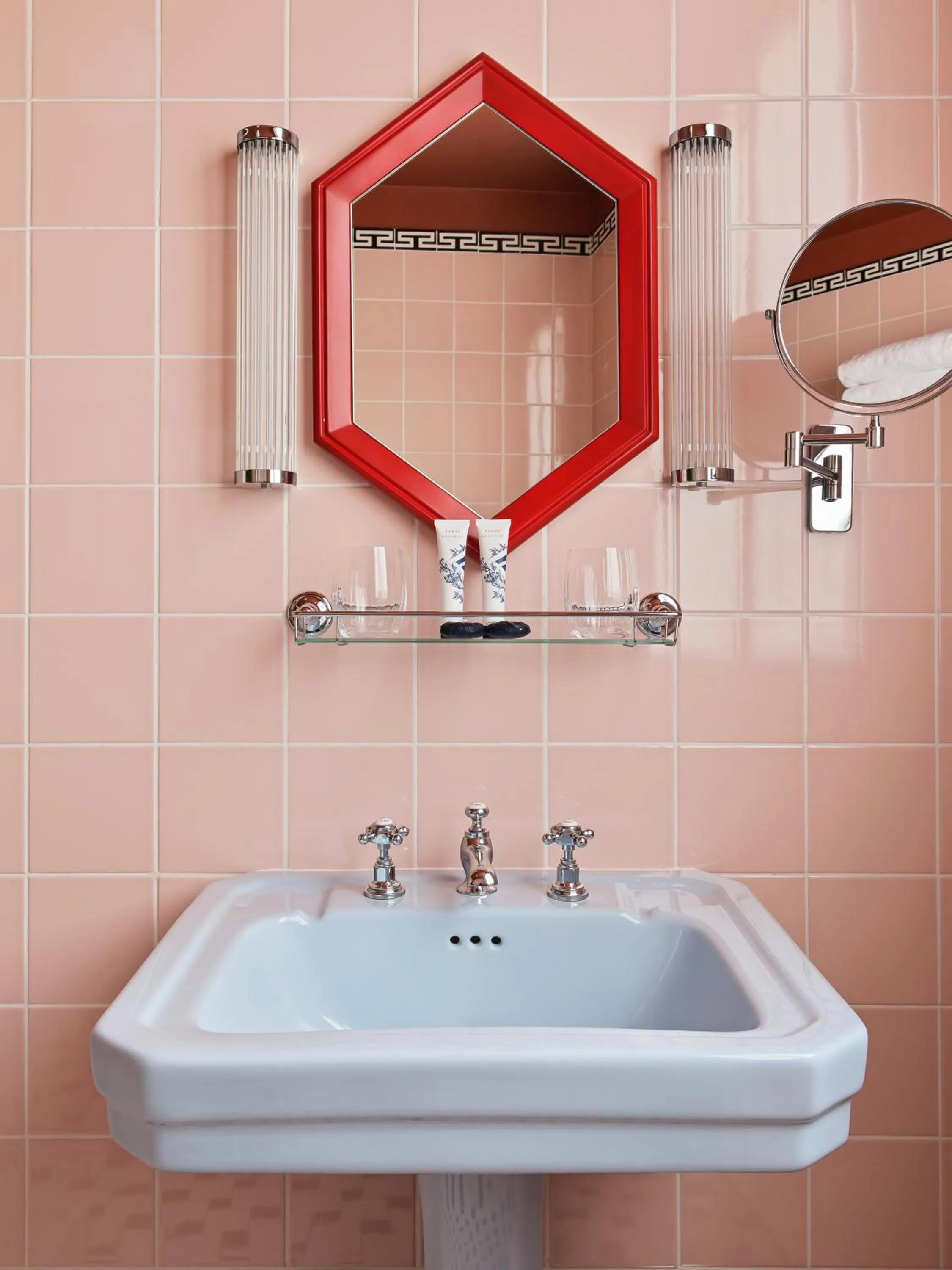 Bathroom in Hôtel Les Deux Gares & Spa